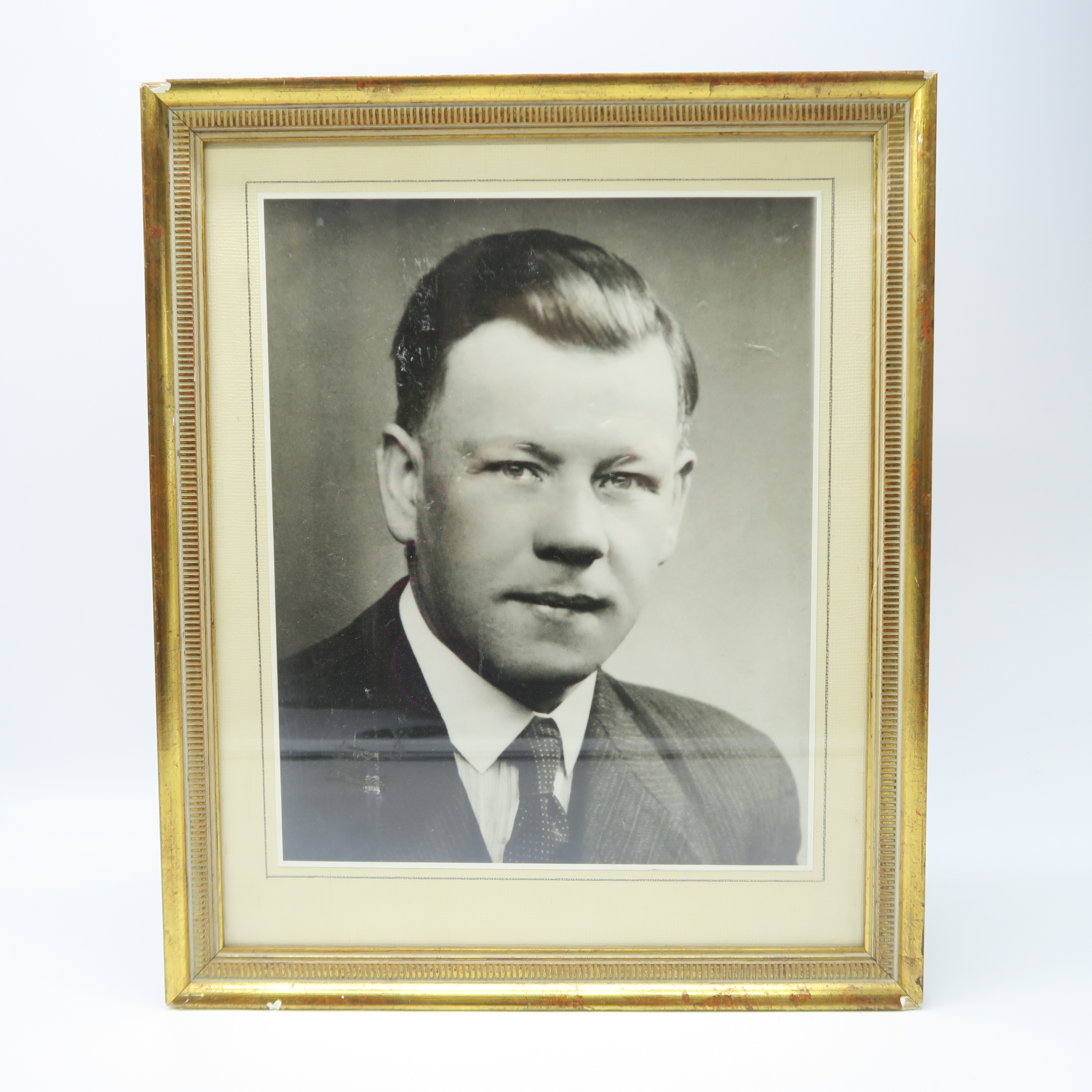 cadre doré et portrait d'un homme en noir et blanc 