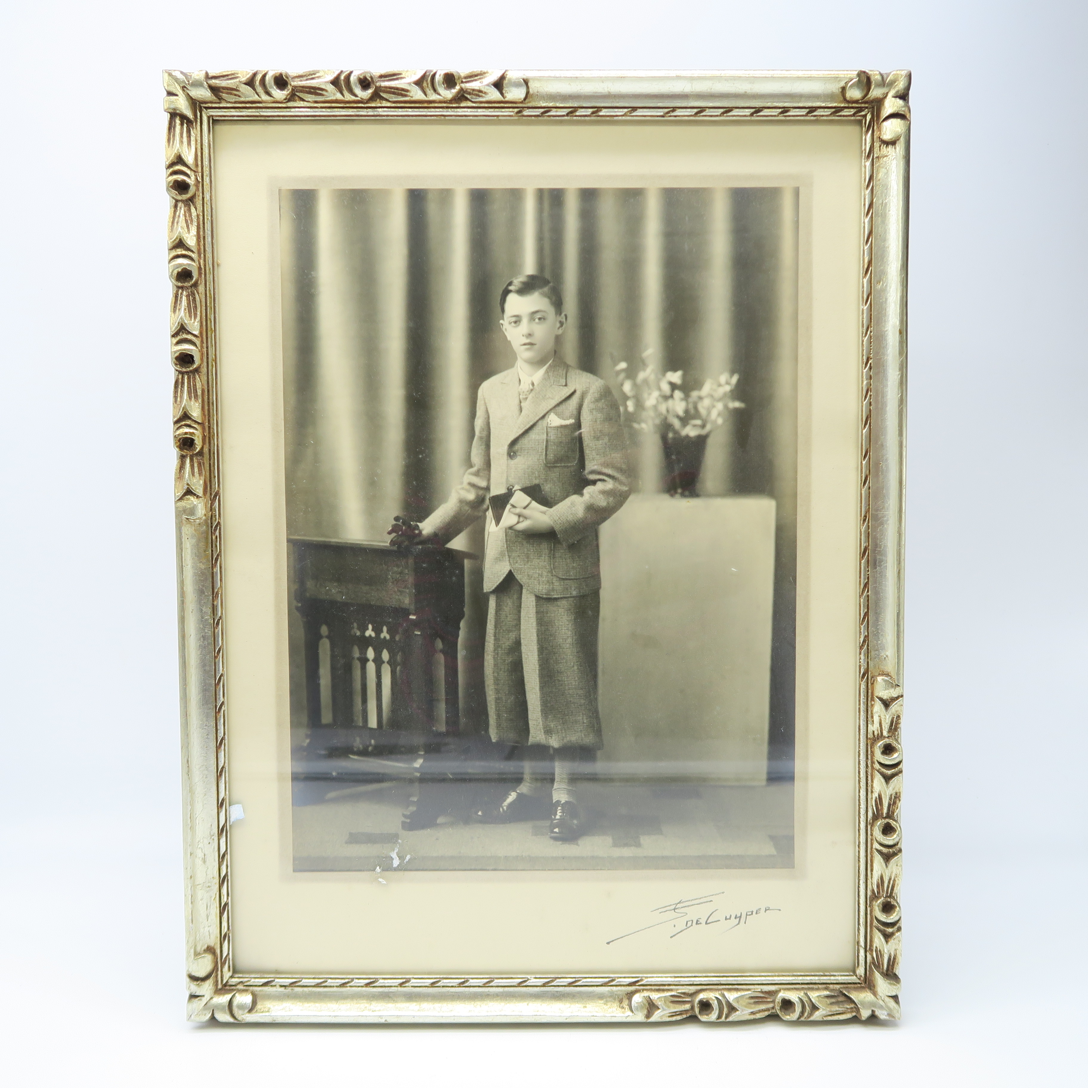 cadre argenté avec portrait d'un jeune garçon