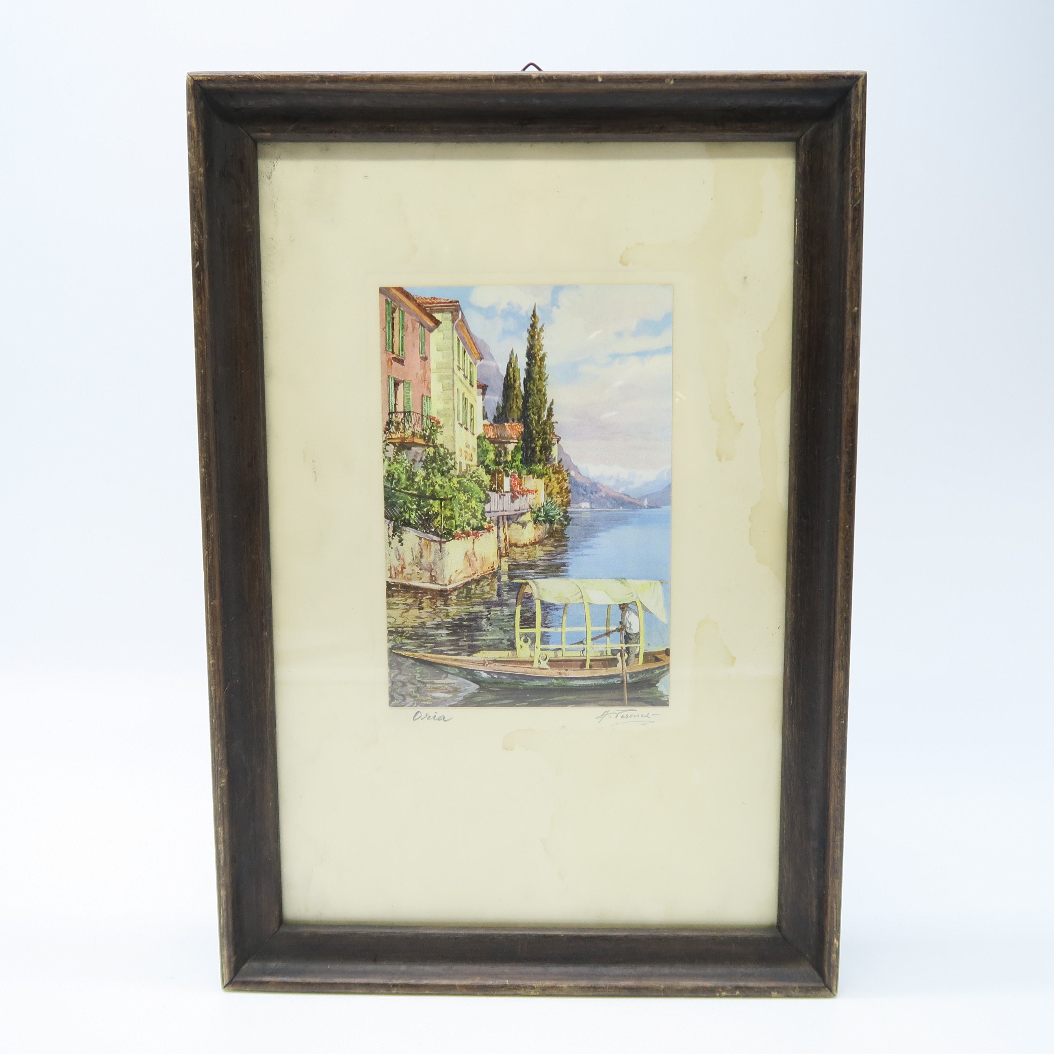 cadre en bois avec dessin d'un paysage au pied des montagnes 