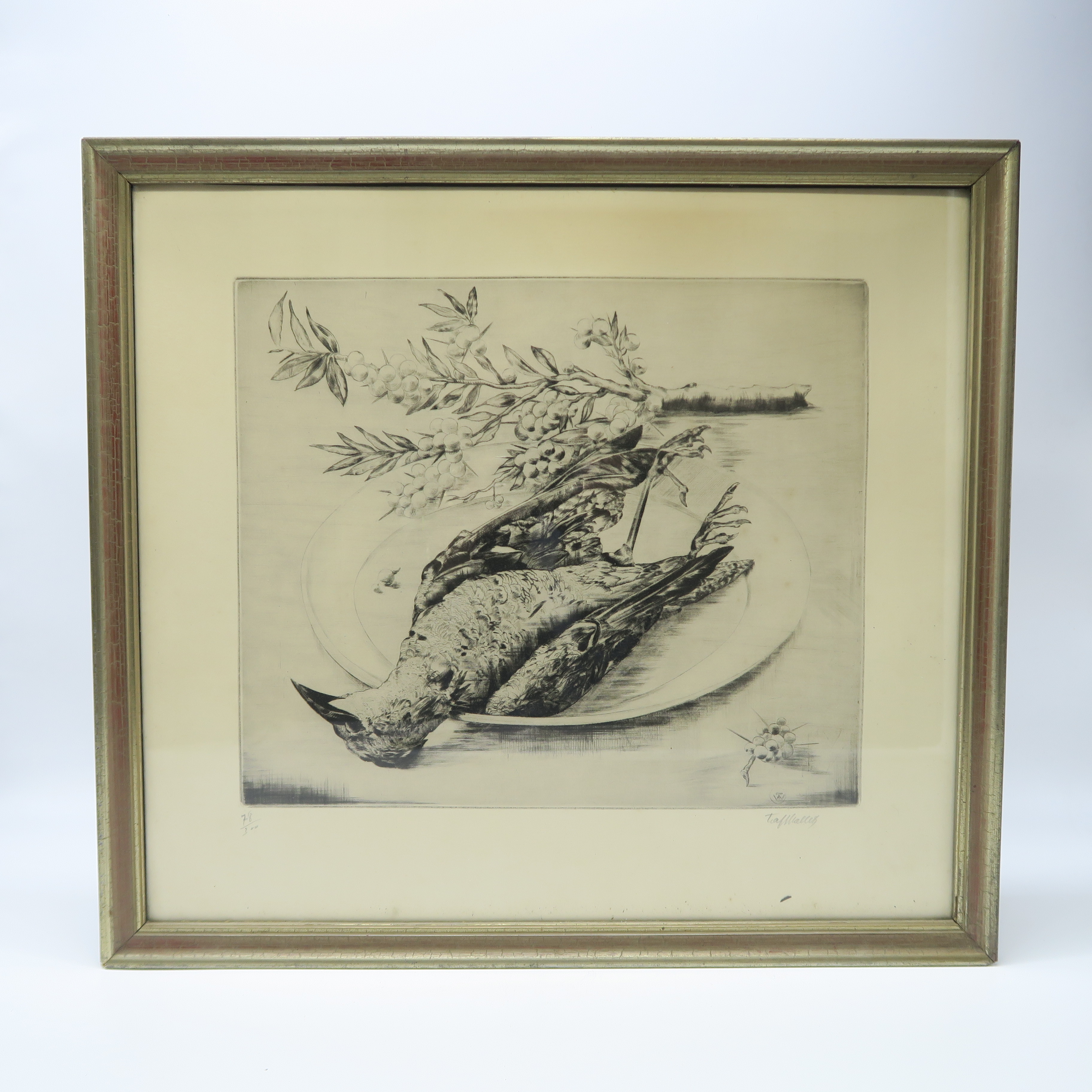 cadre argenté avec dessin d'un oiseau mort 