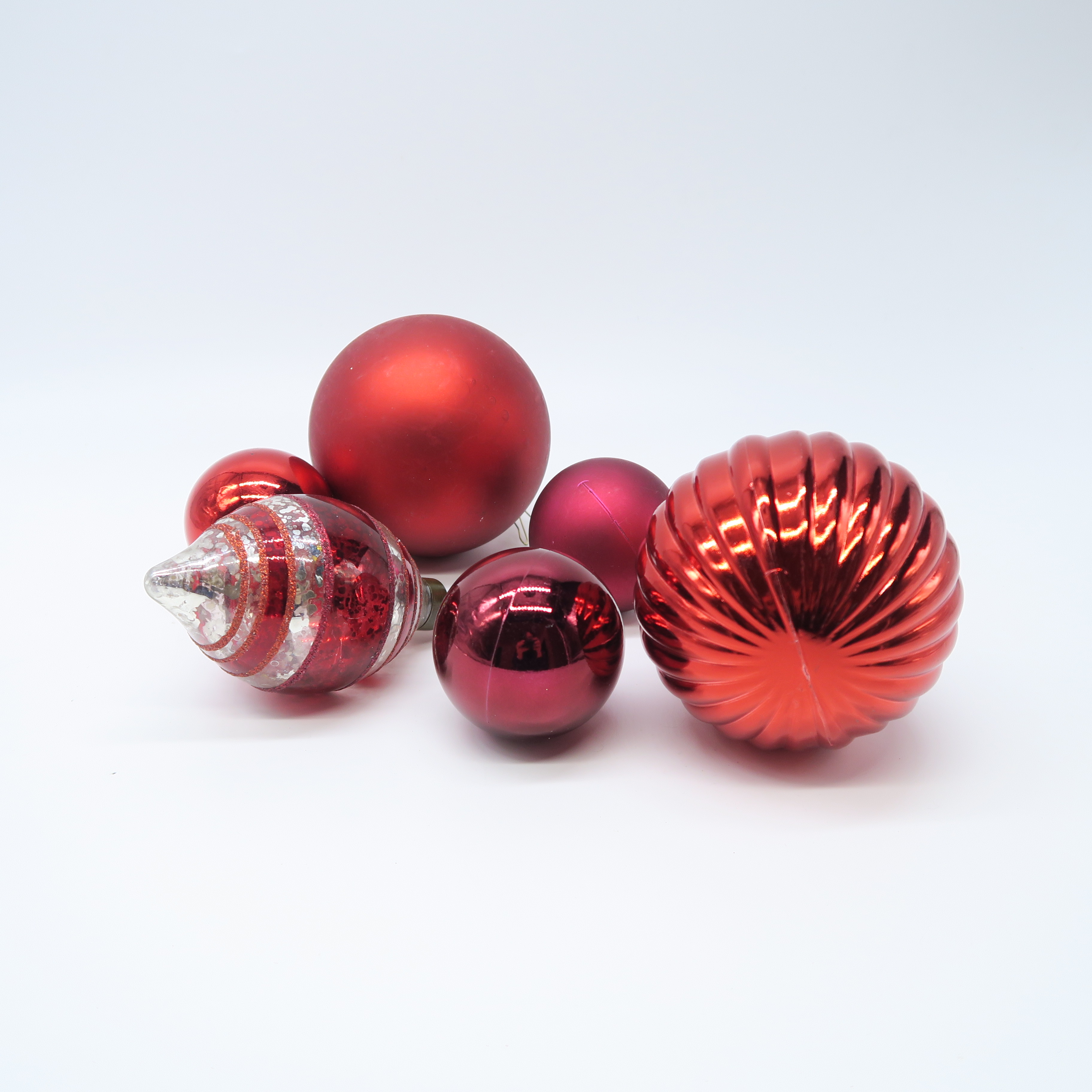 caisse boules de noël rouge