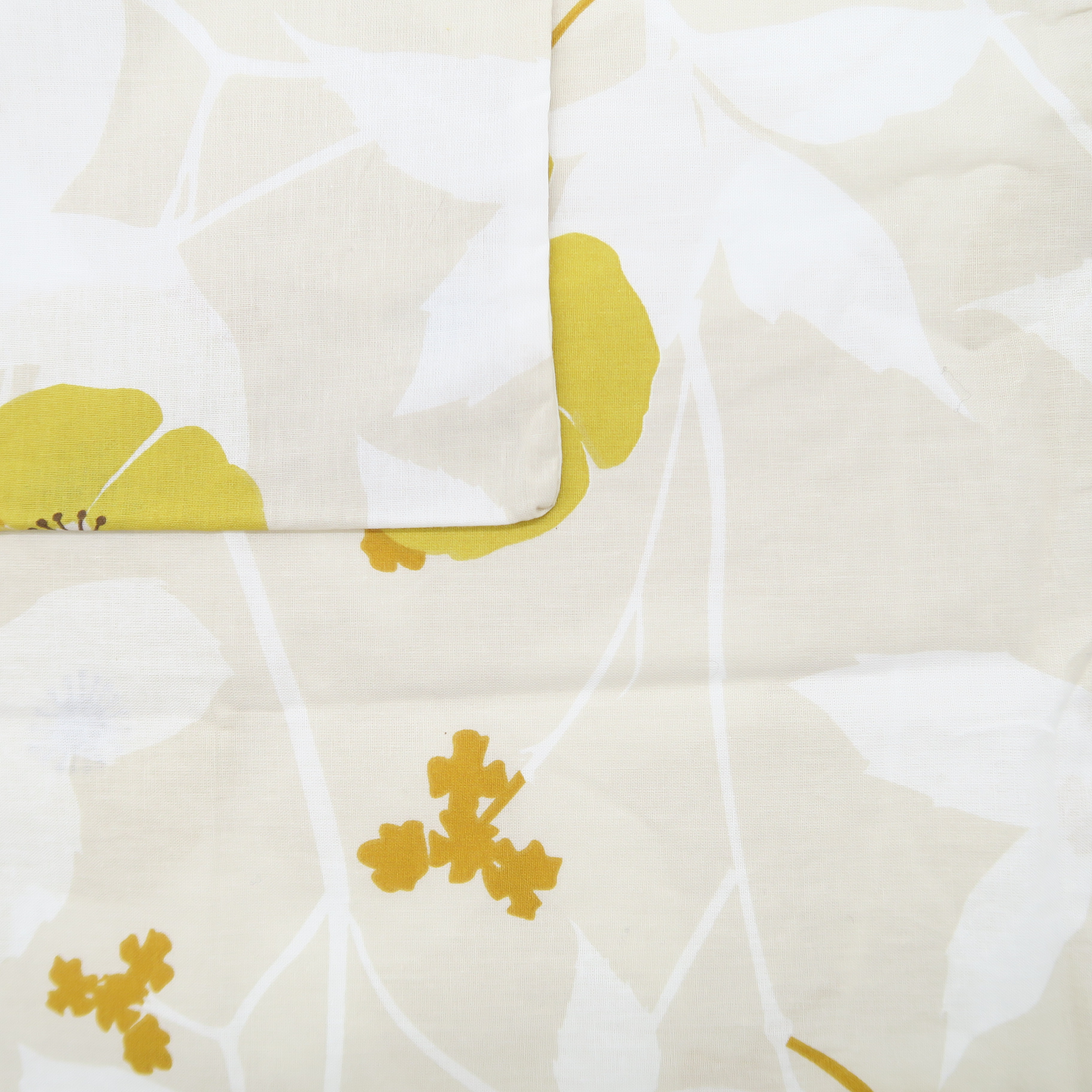 taie d'oreiller à fleurs jaunes