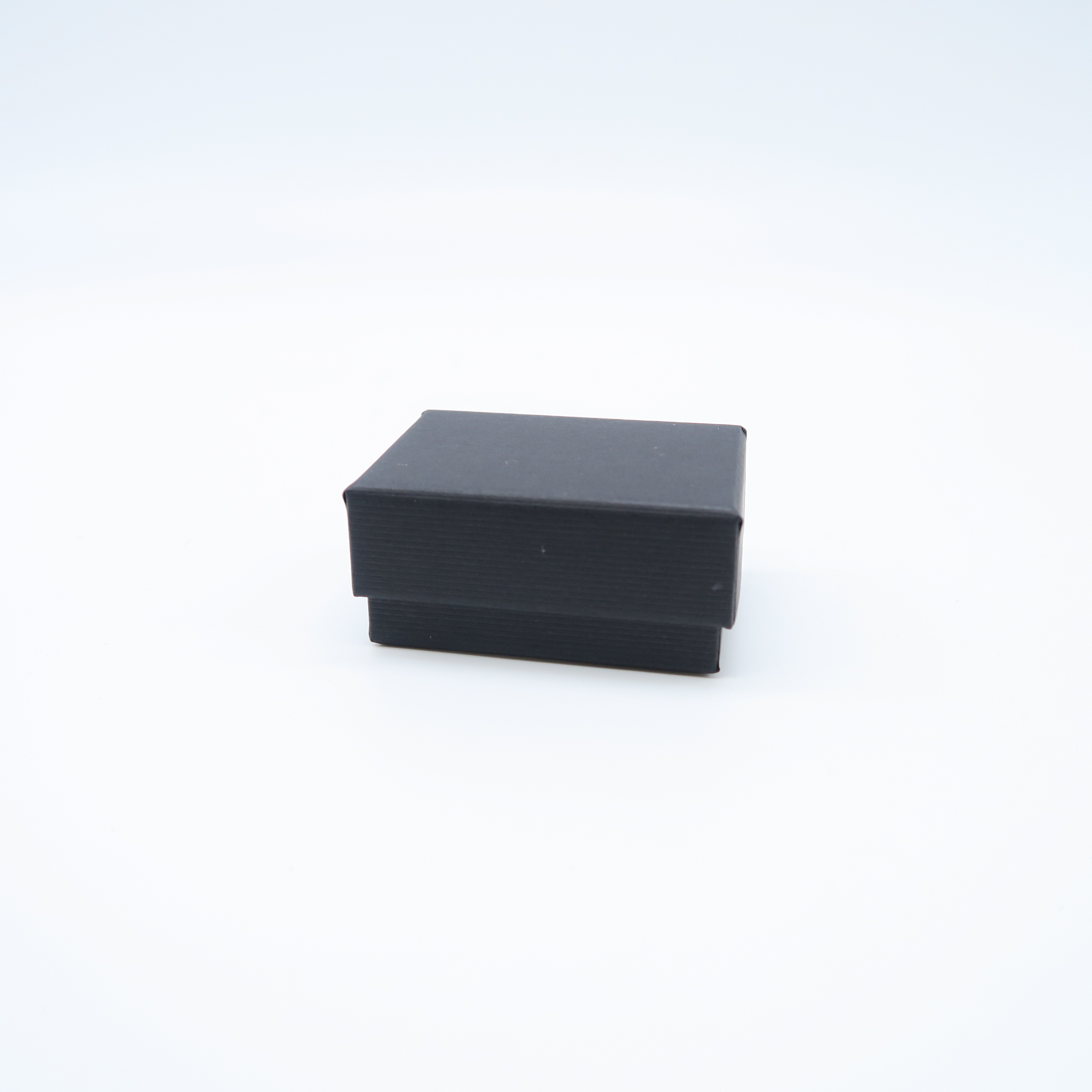 petite boîte noire en carton 