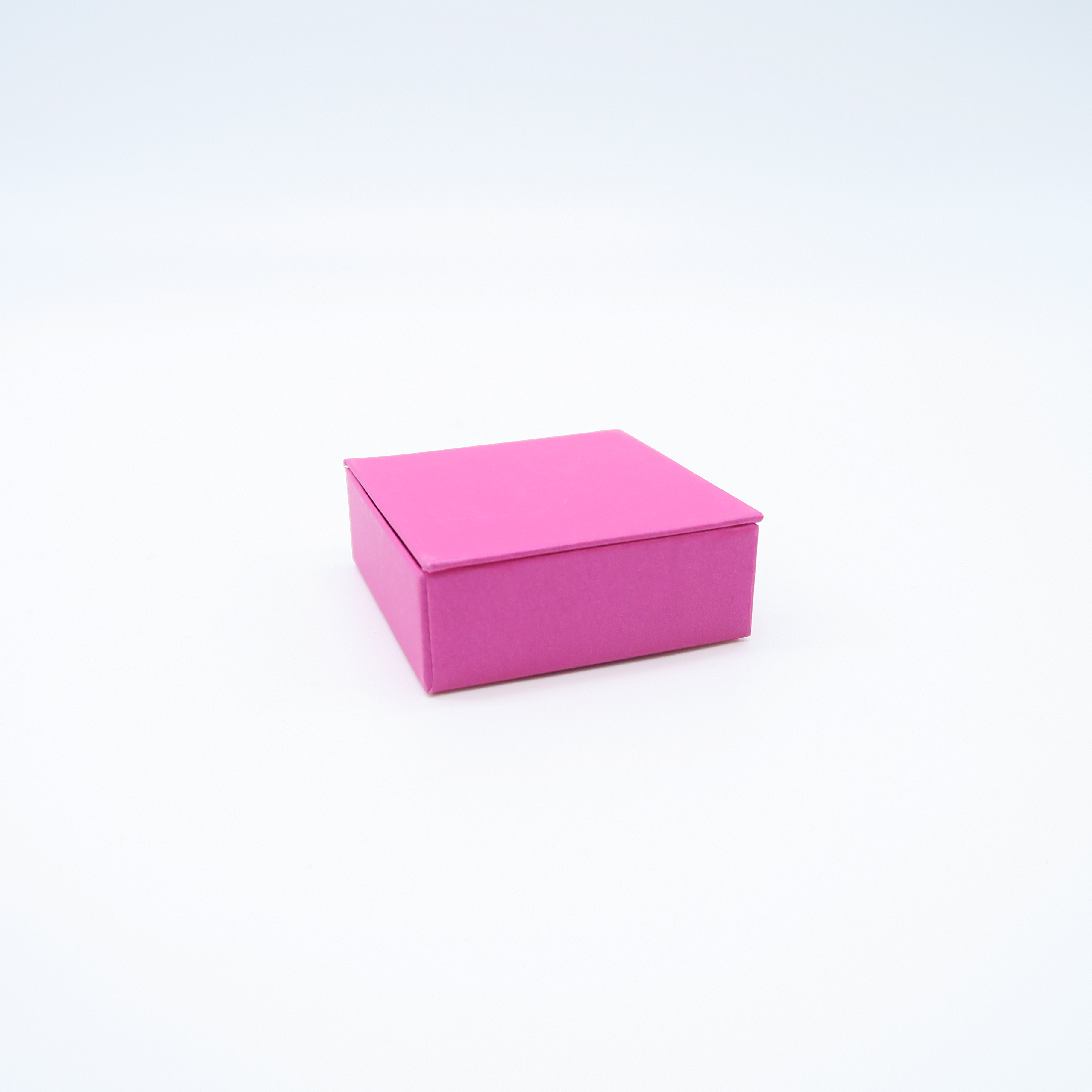petite boîte rose en carton 