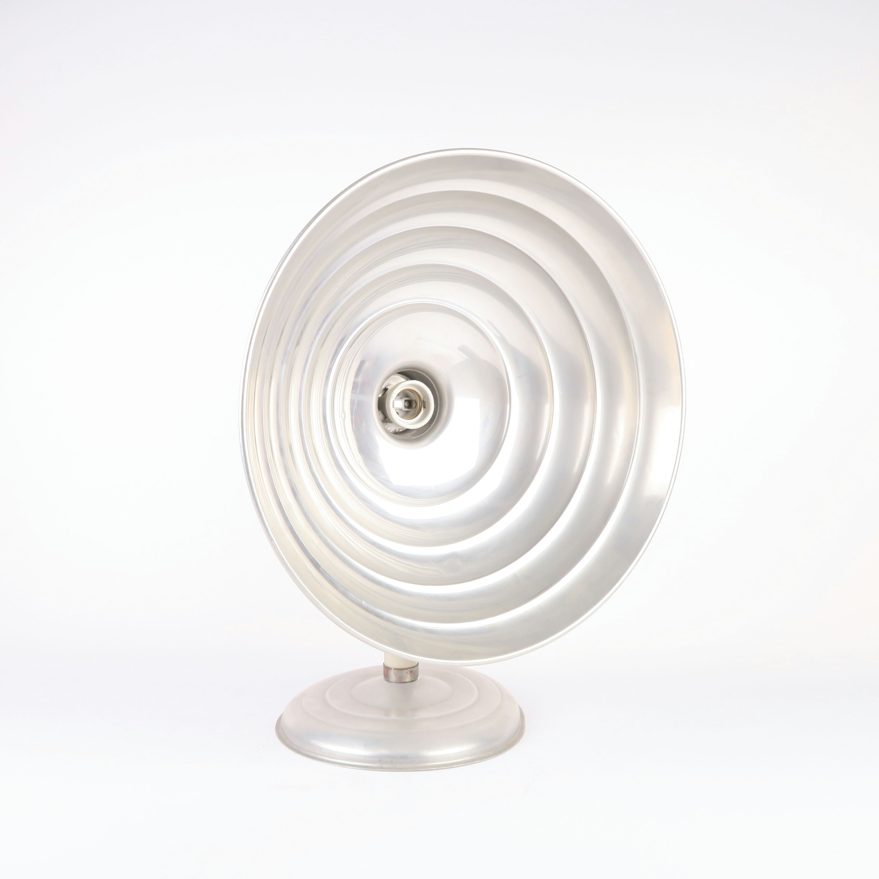 lampe argentée en aluminium ronde