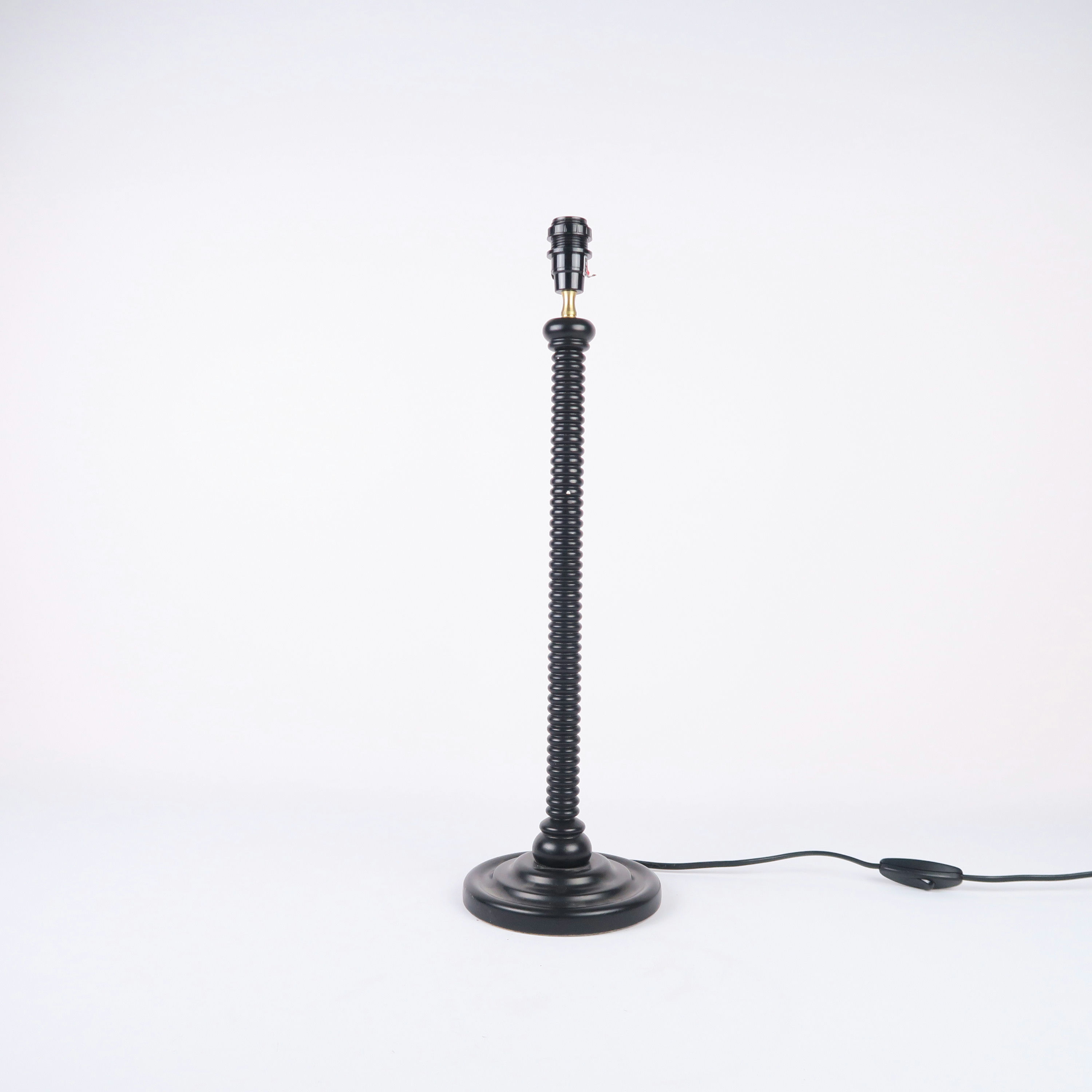 pied de lampe noir en bois