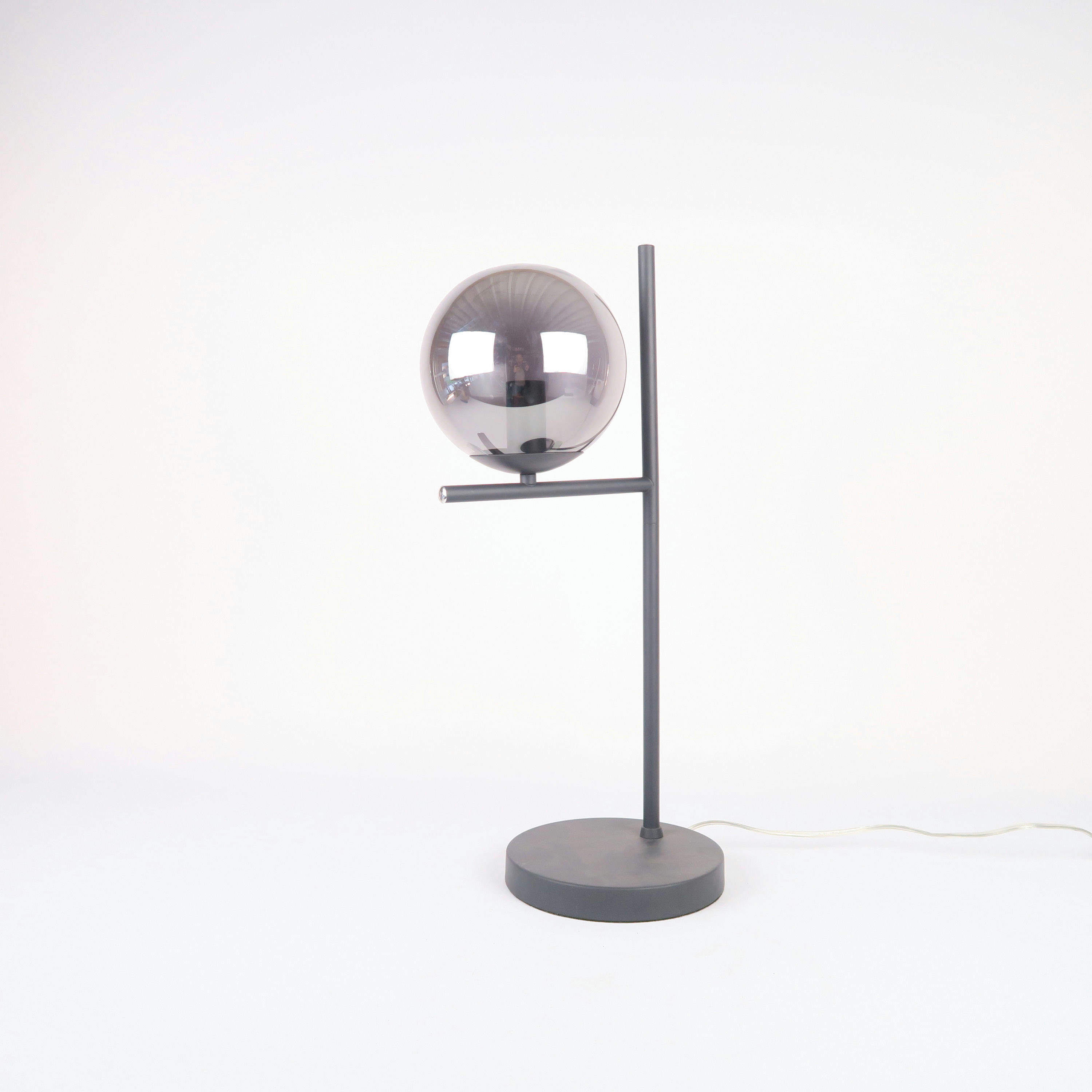 lampe sur pied en métal et verre fumé
