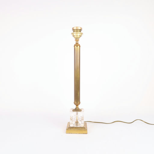 pied de lampe doré et socle transparent