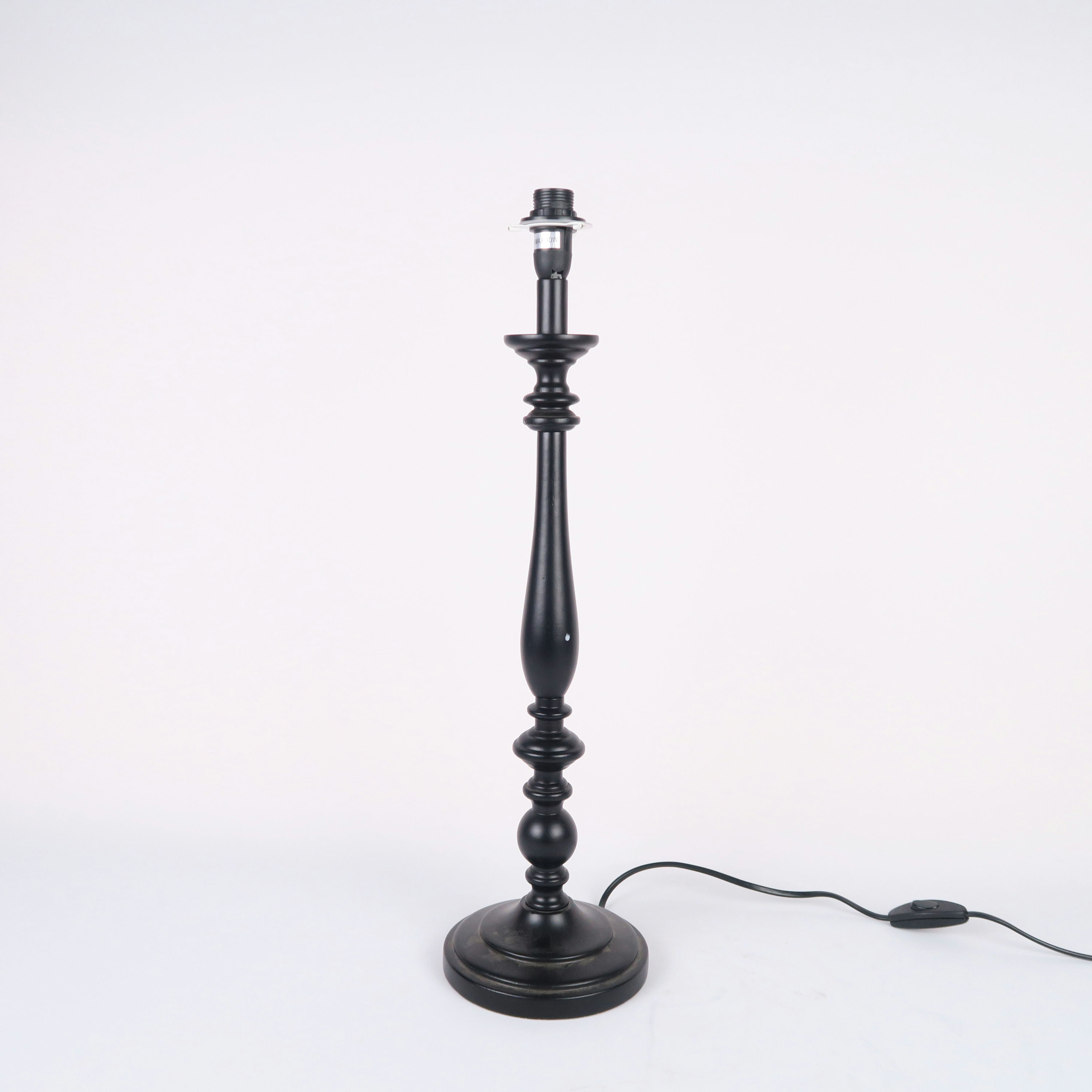 pied de lampe en bois foncé