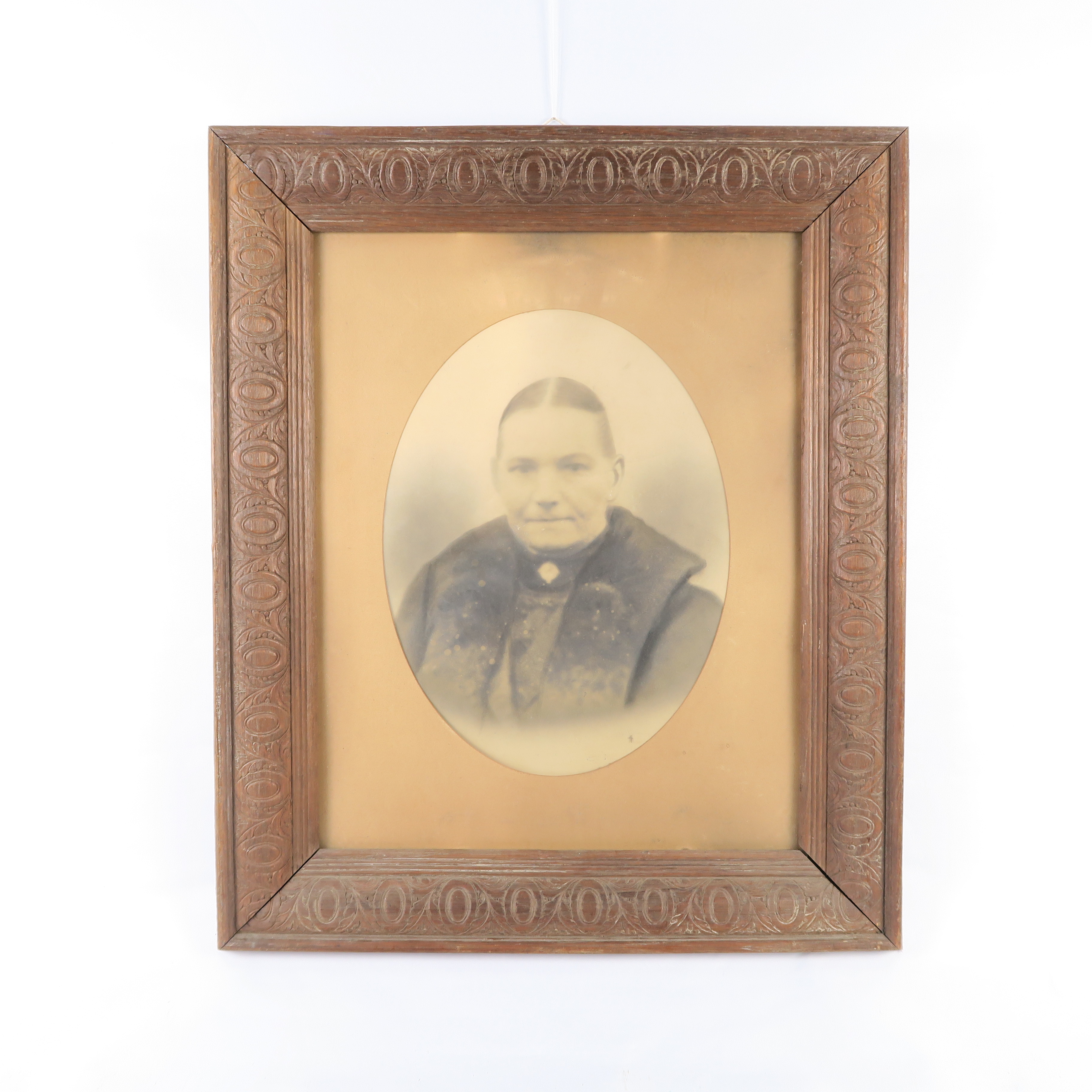 cadre en bois et portrait d'une femme d'époque 