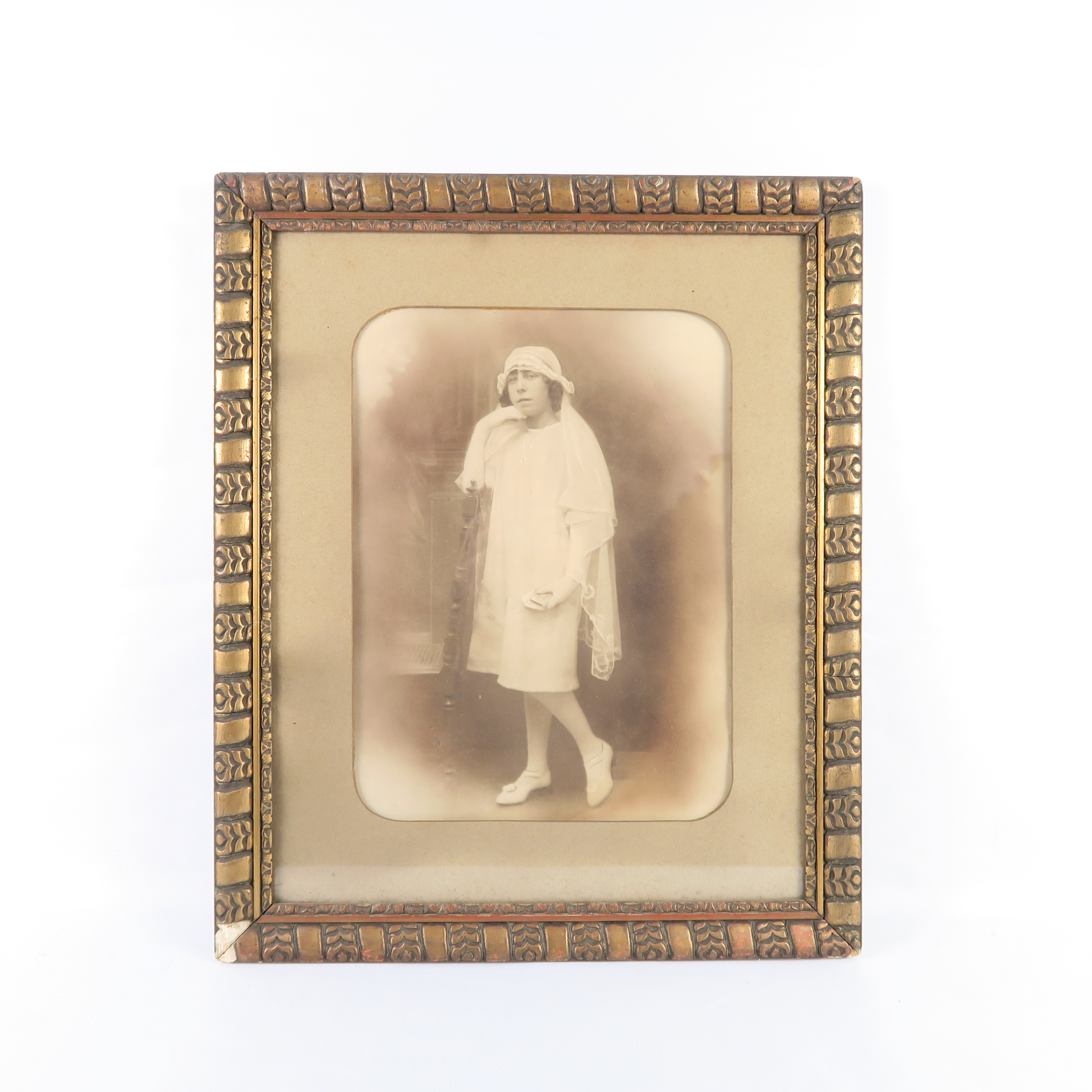 cadre doré et photo d'une jeune fille d'époque