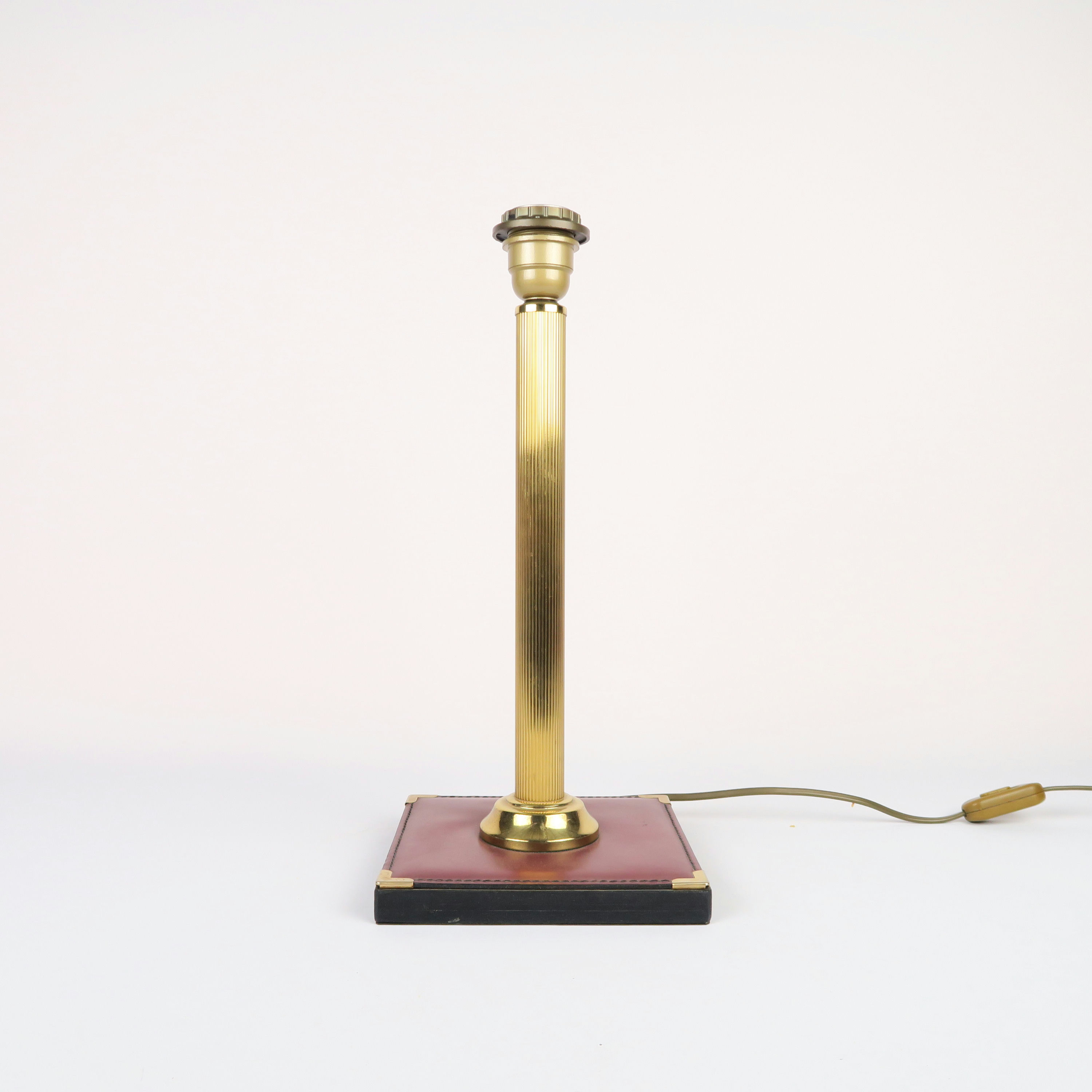 pied de lampe doré et cuir rouge 