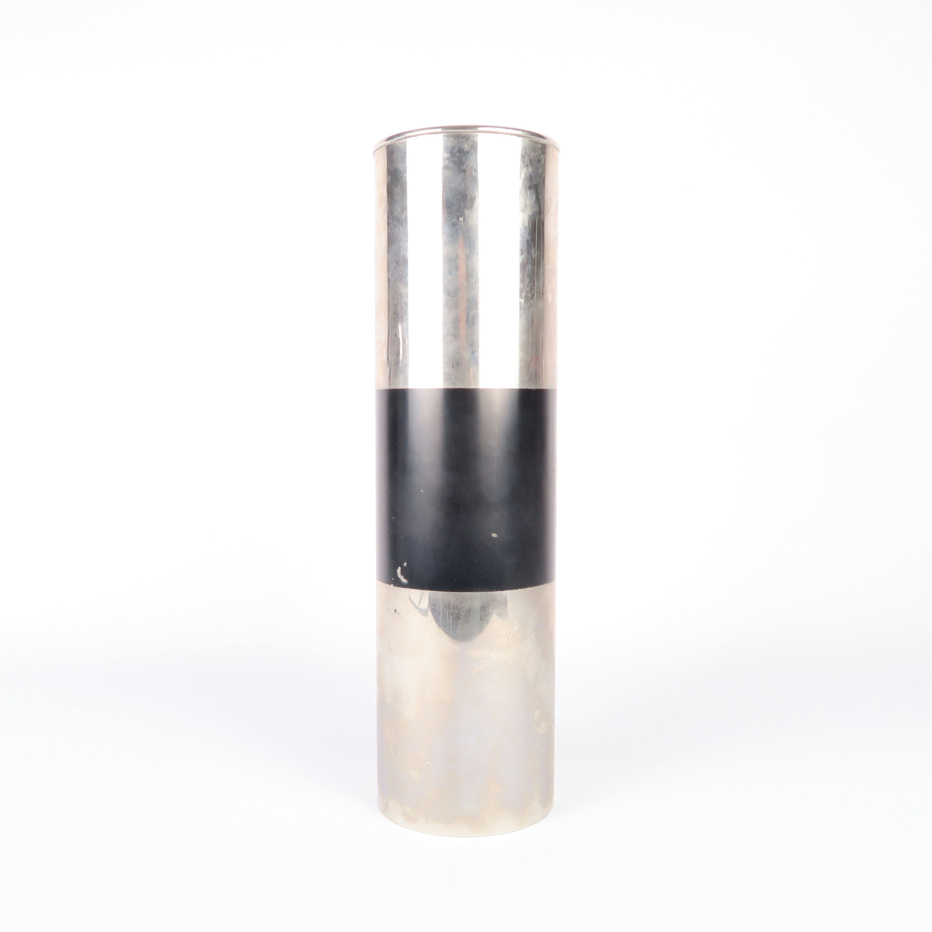 vase en métal et bande noire