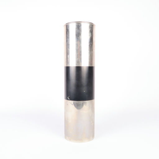 vase en métal et bande noire