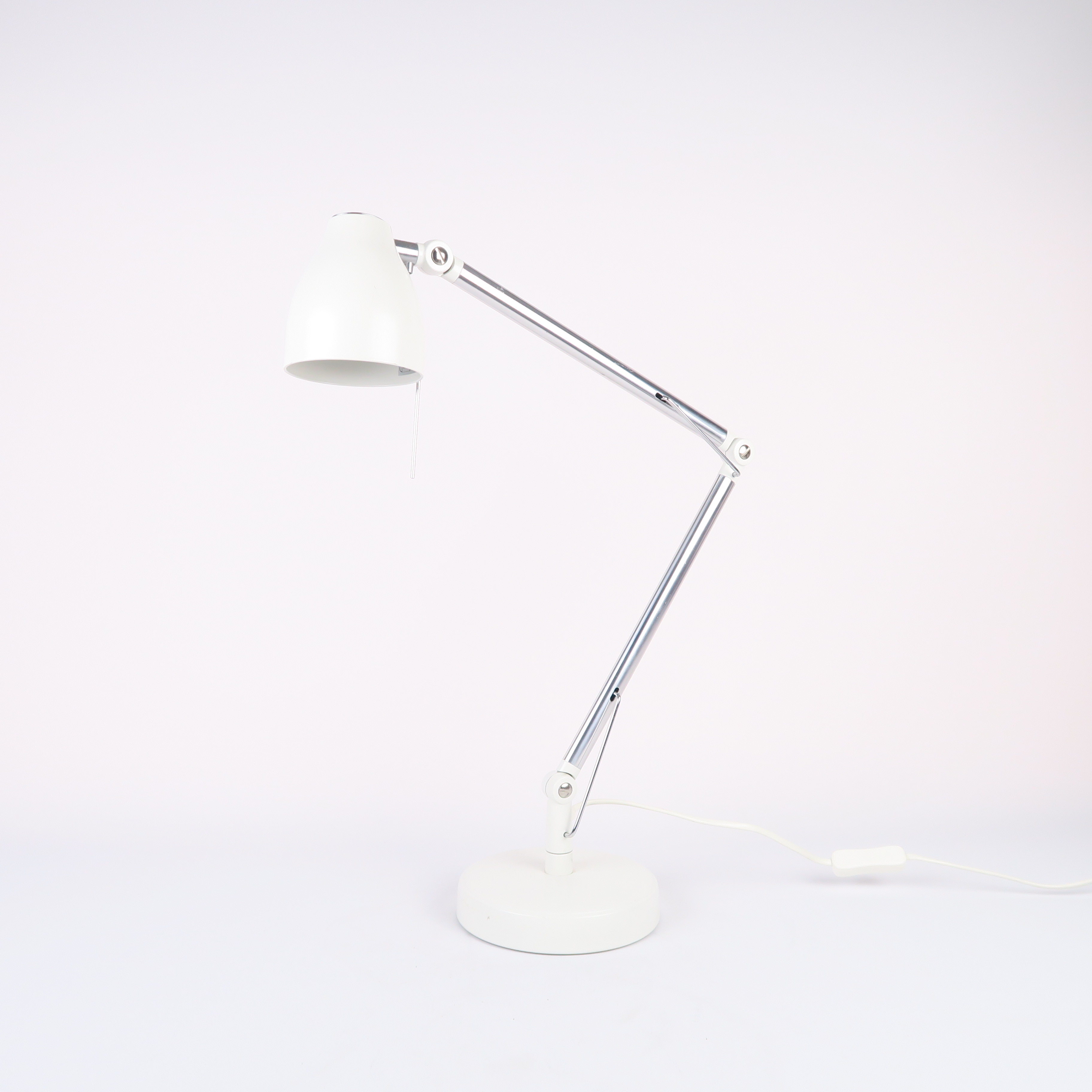 lampe de bureau ajustable blanche et argentée