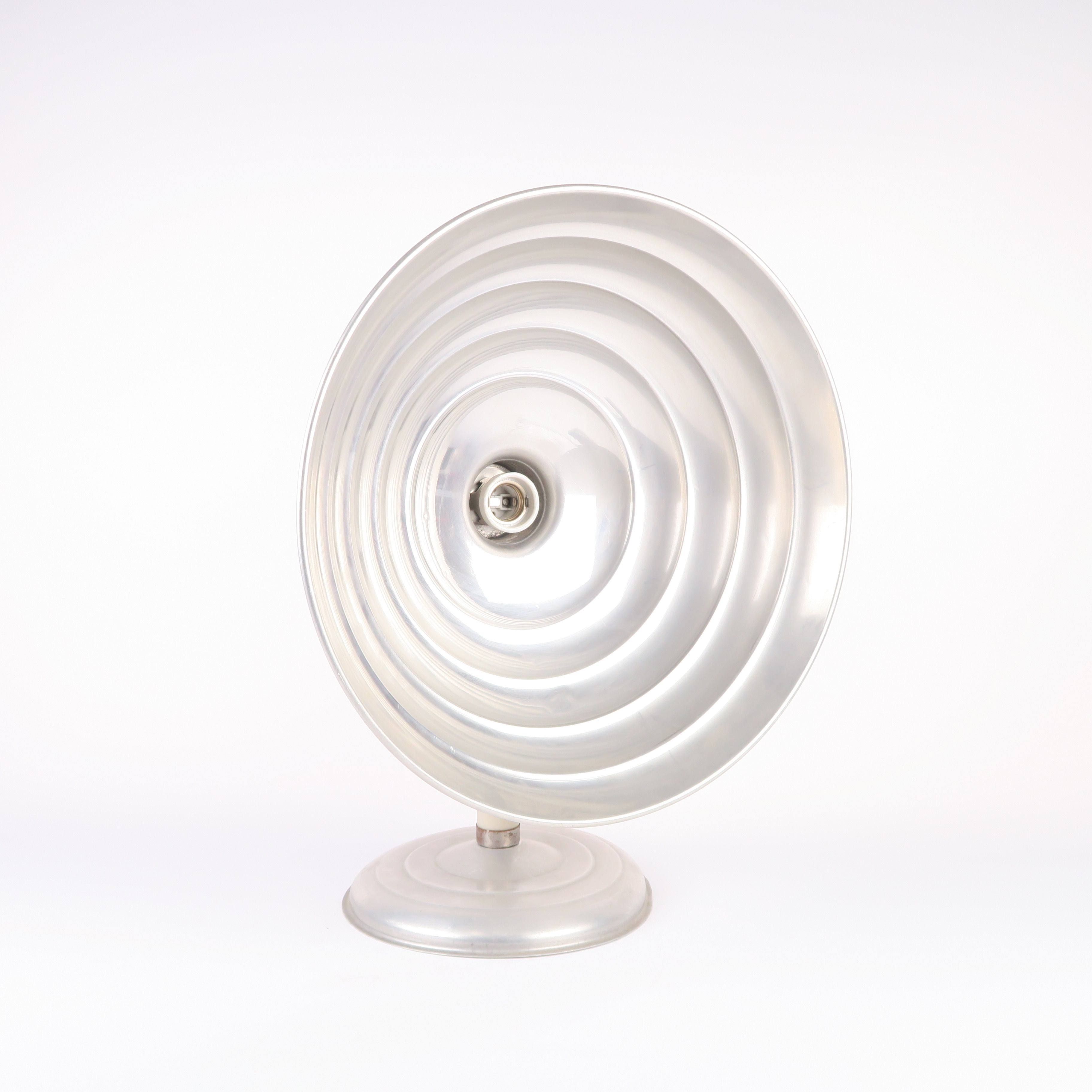 lampe argentée en aluminium ronde