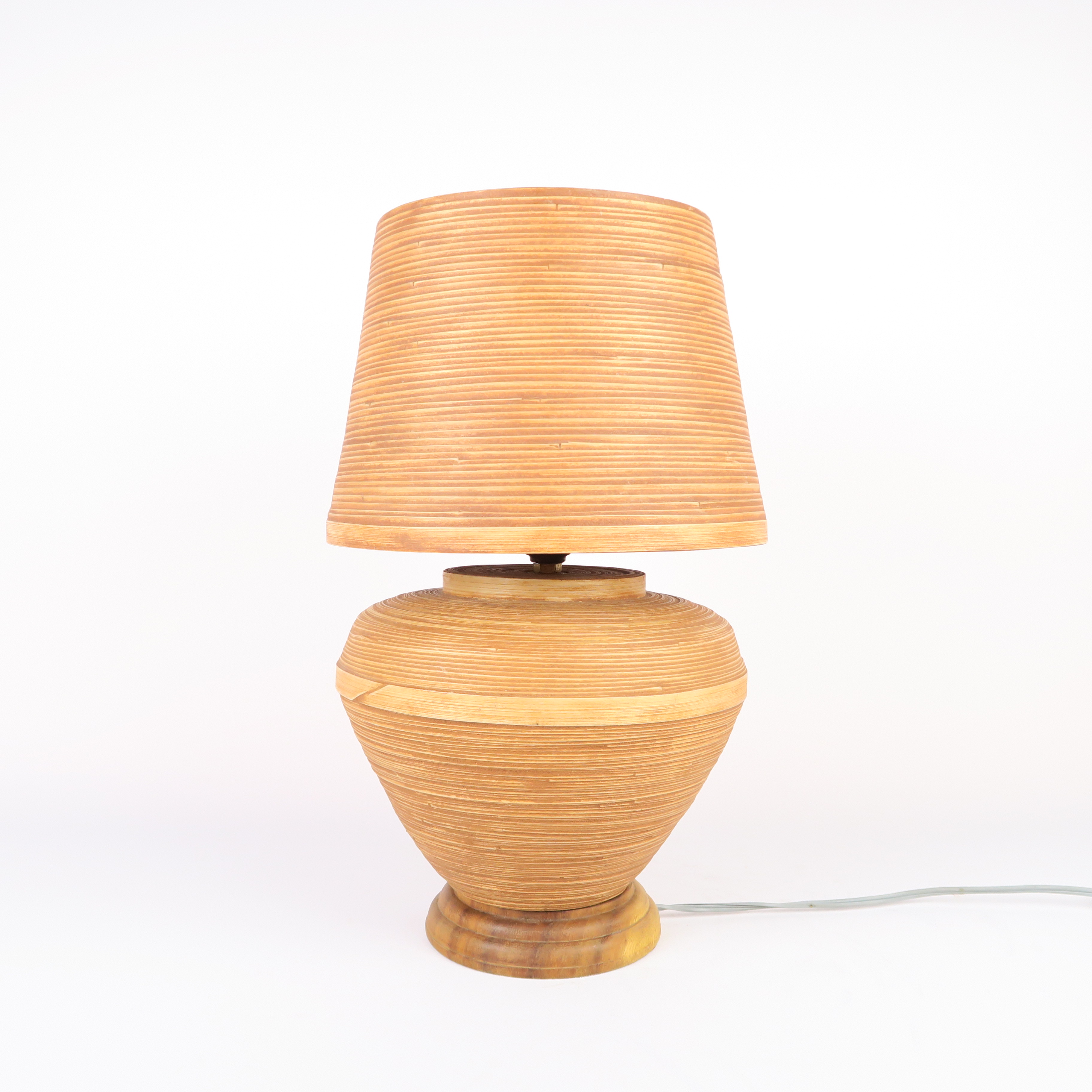 lampe et son abat-jour en bois