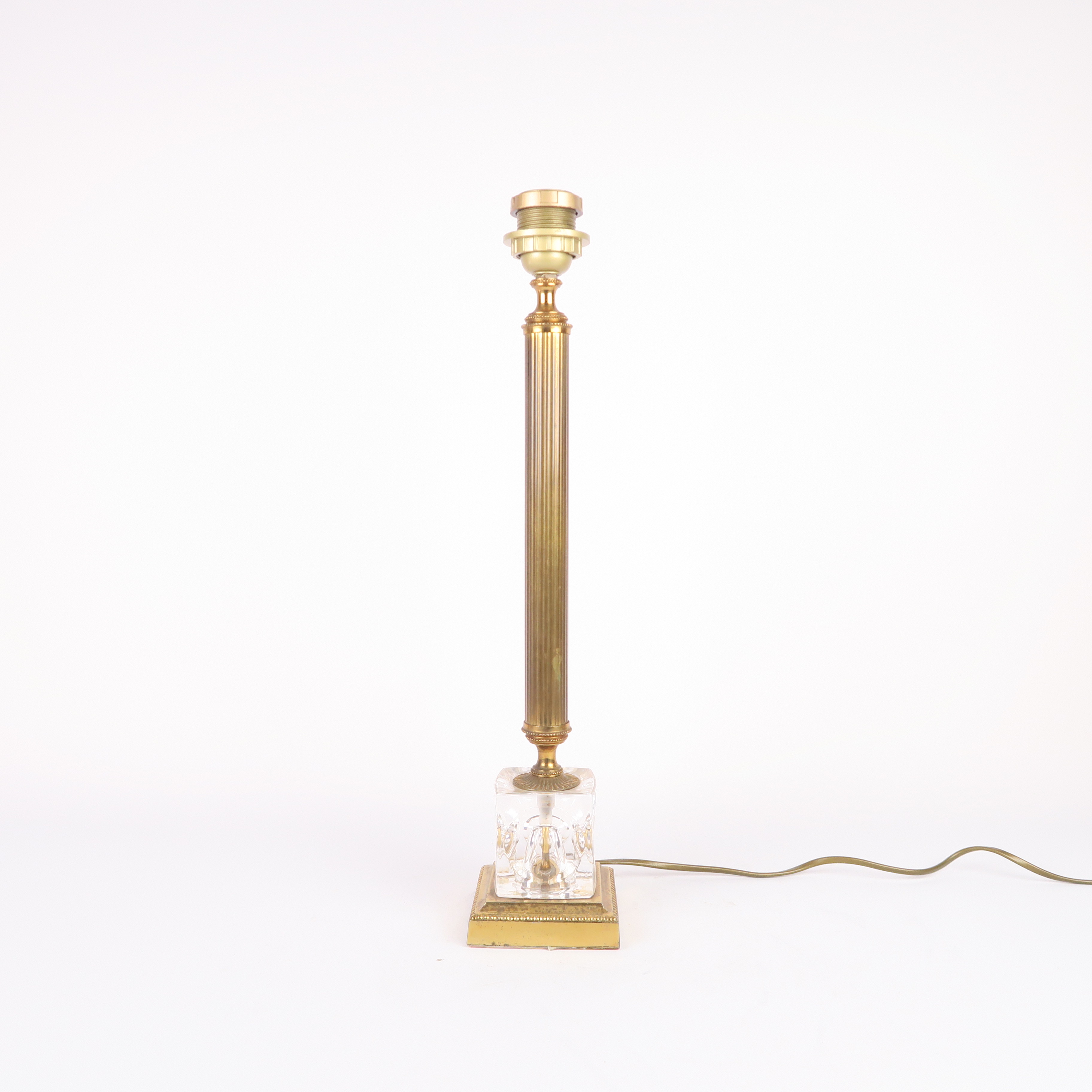 pied de lampe doré et socle transparent