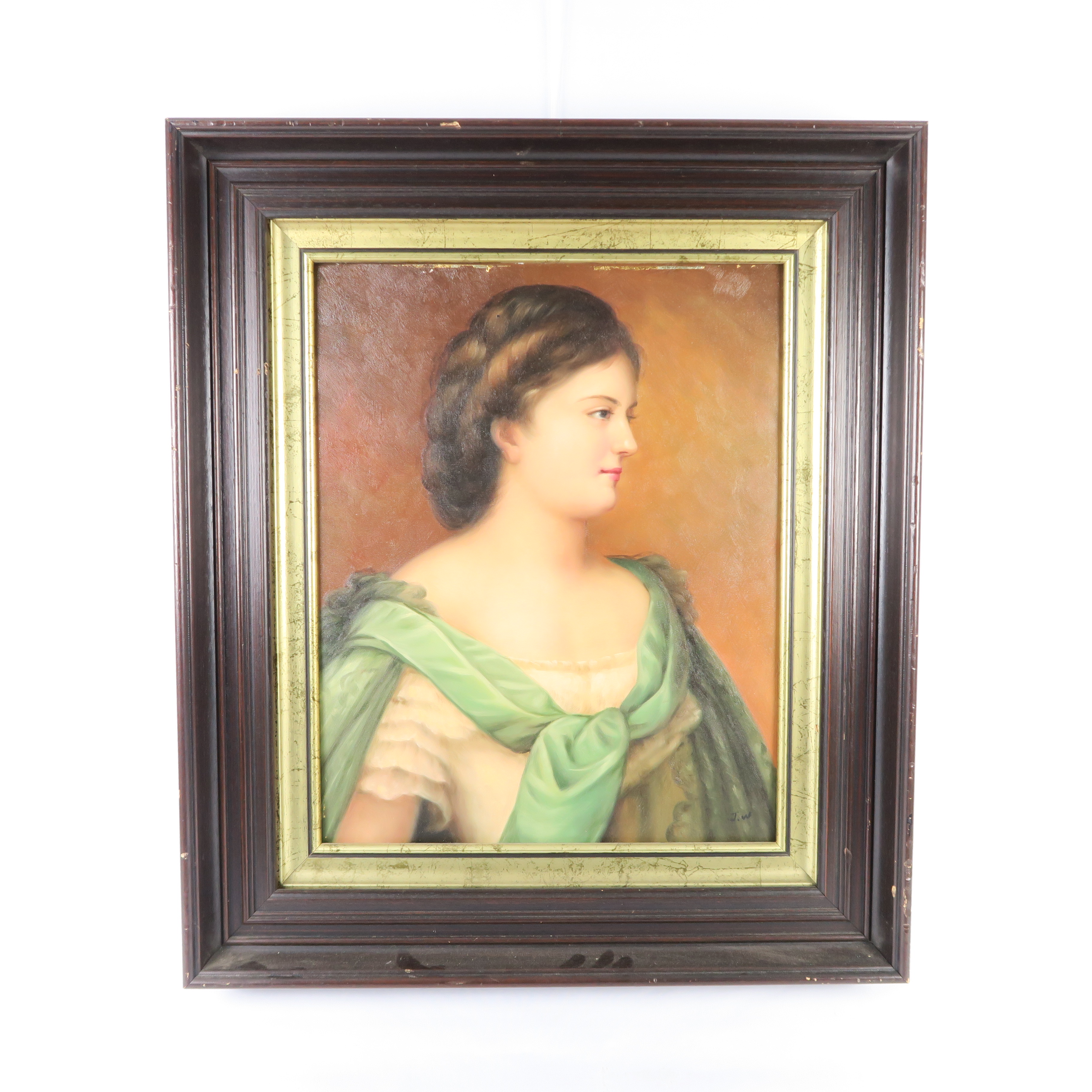 cadre en bois avec portrait d'une femme au foulard vert