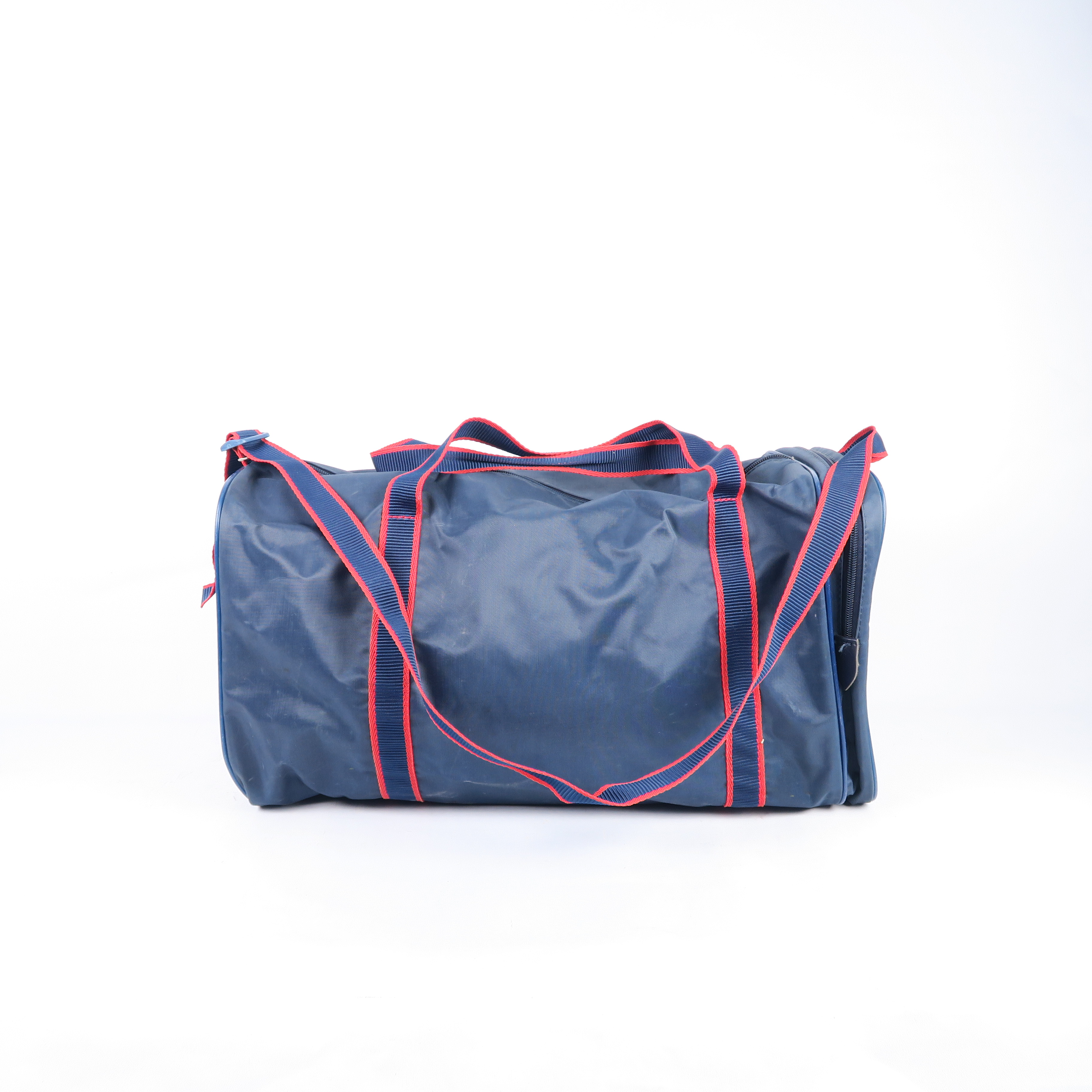 sac de sport bleu foncé et lignes rouge