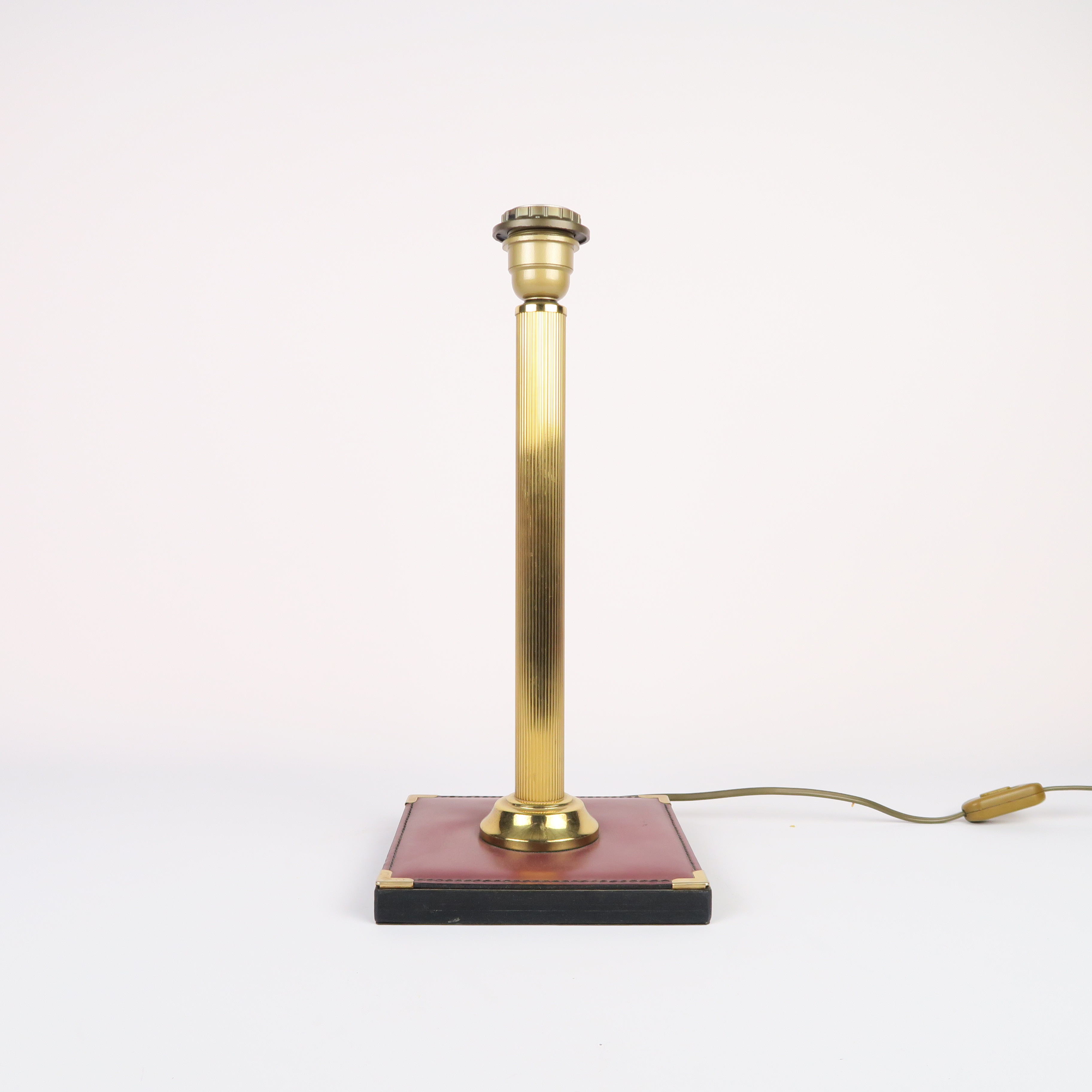 pied de lampe doré et cuir rouge 