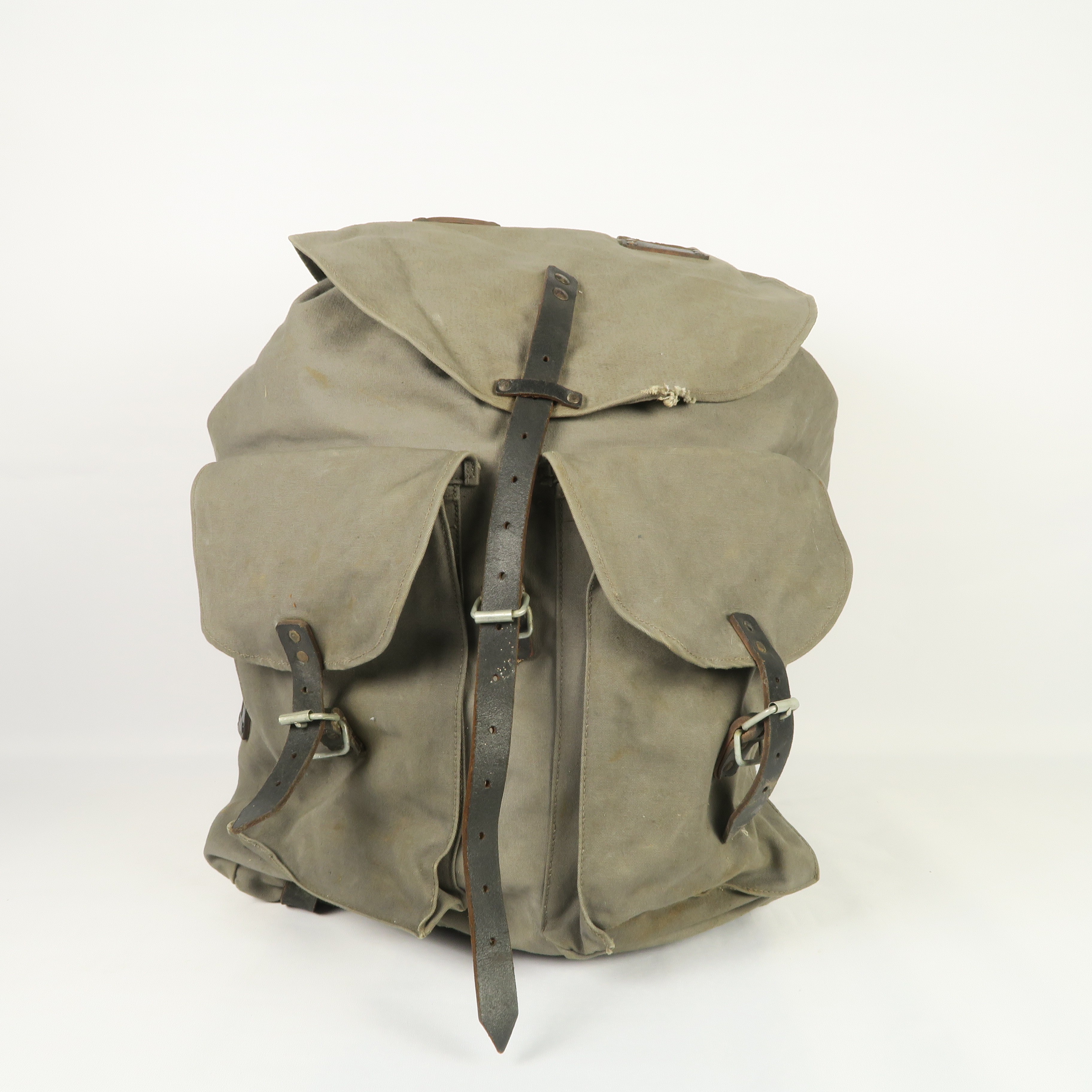 sac à dos militaire en tissus gris 