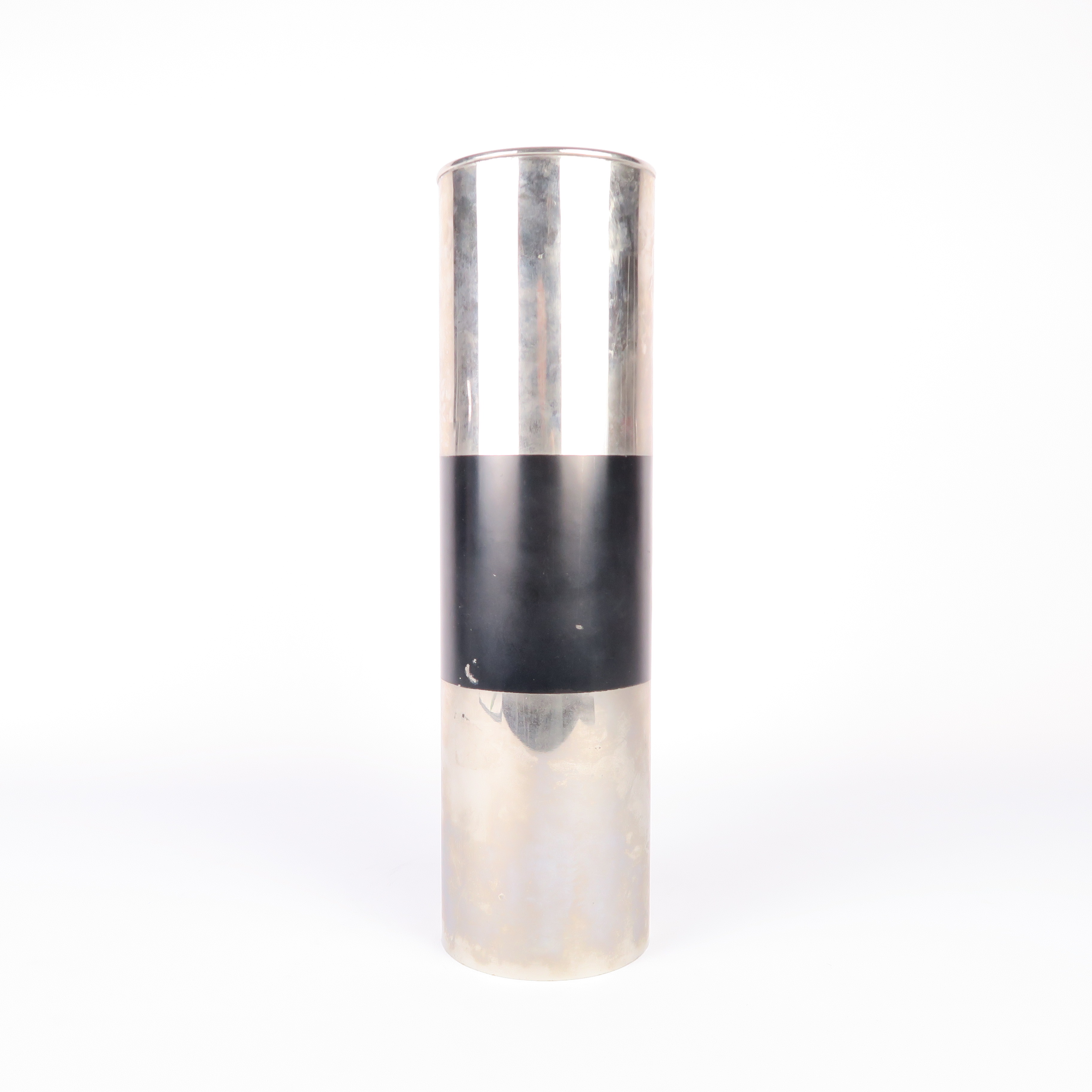 vase en métal et bande noire
