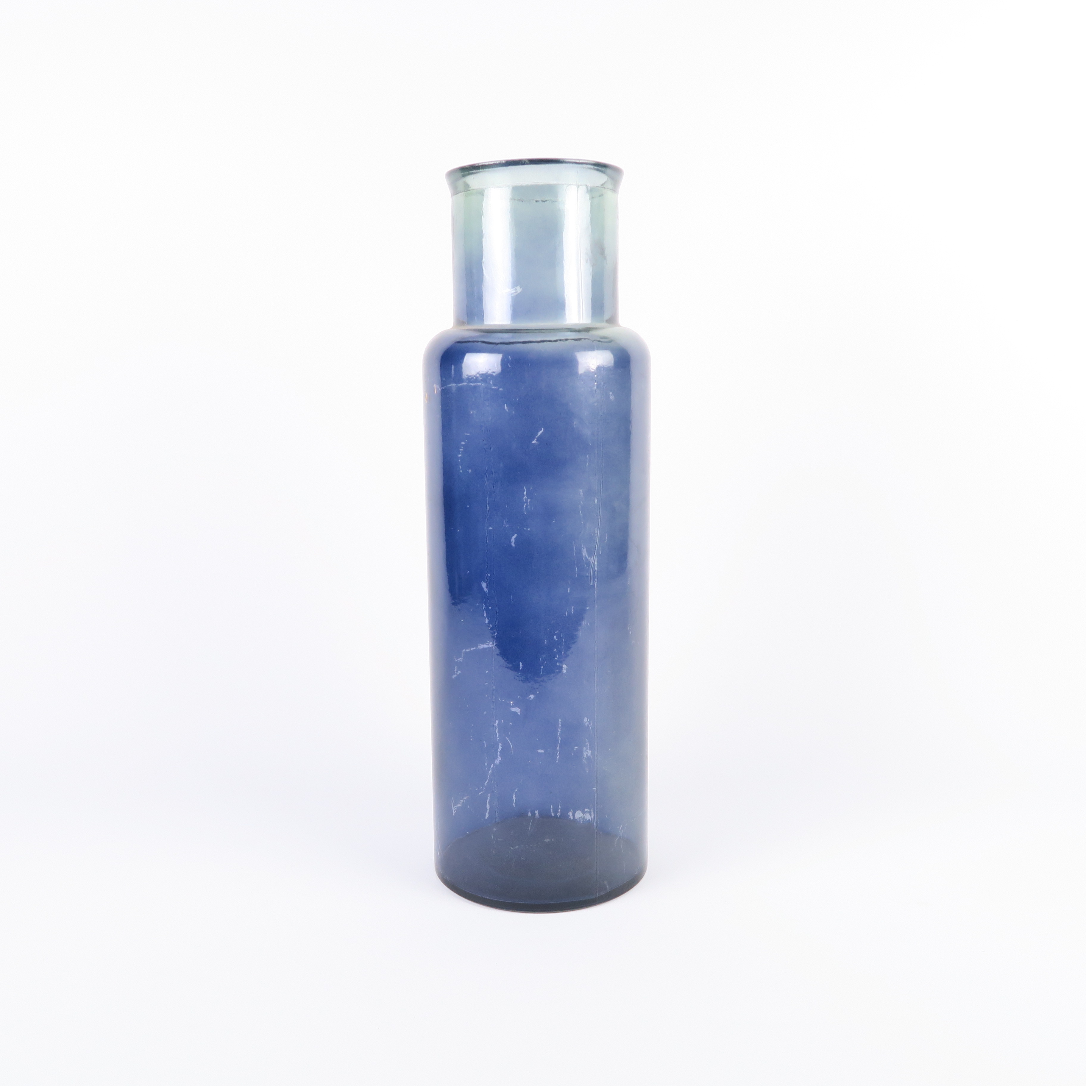 vase en verre bleu transparent 