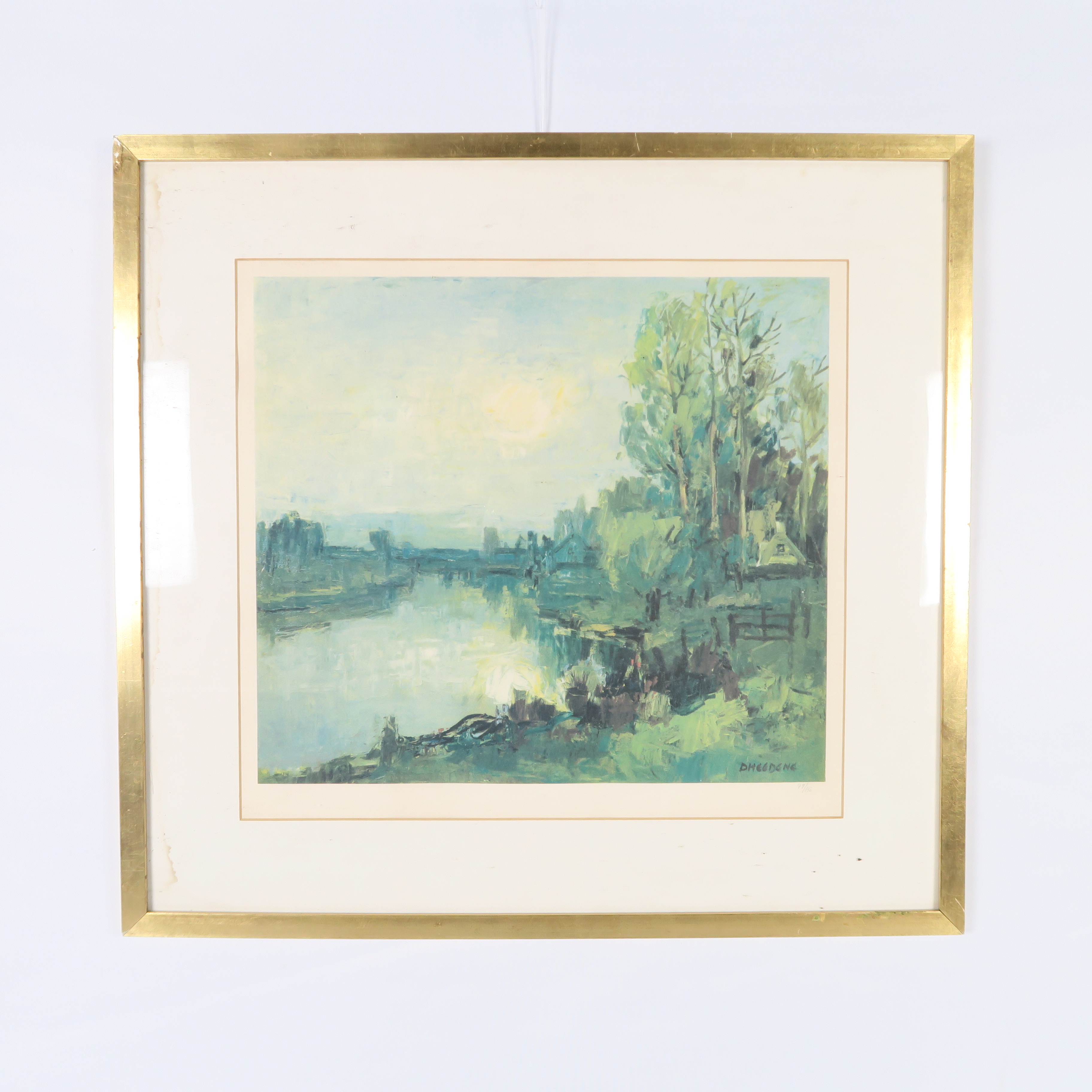 cadre doré et peinture d'un paysage au bord d'un lac