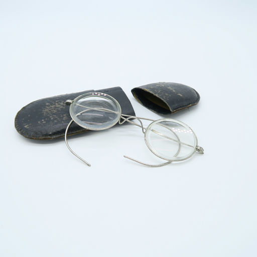 paire de lunettes ancienne avec son étui en cuir