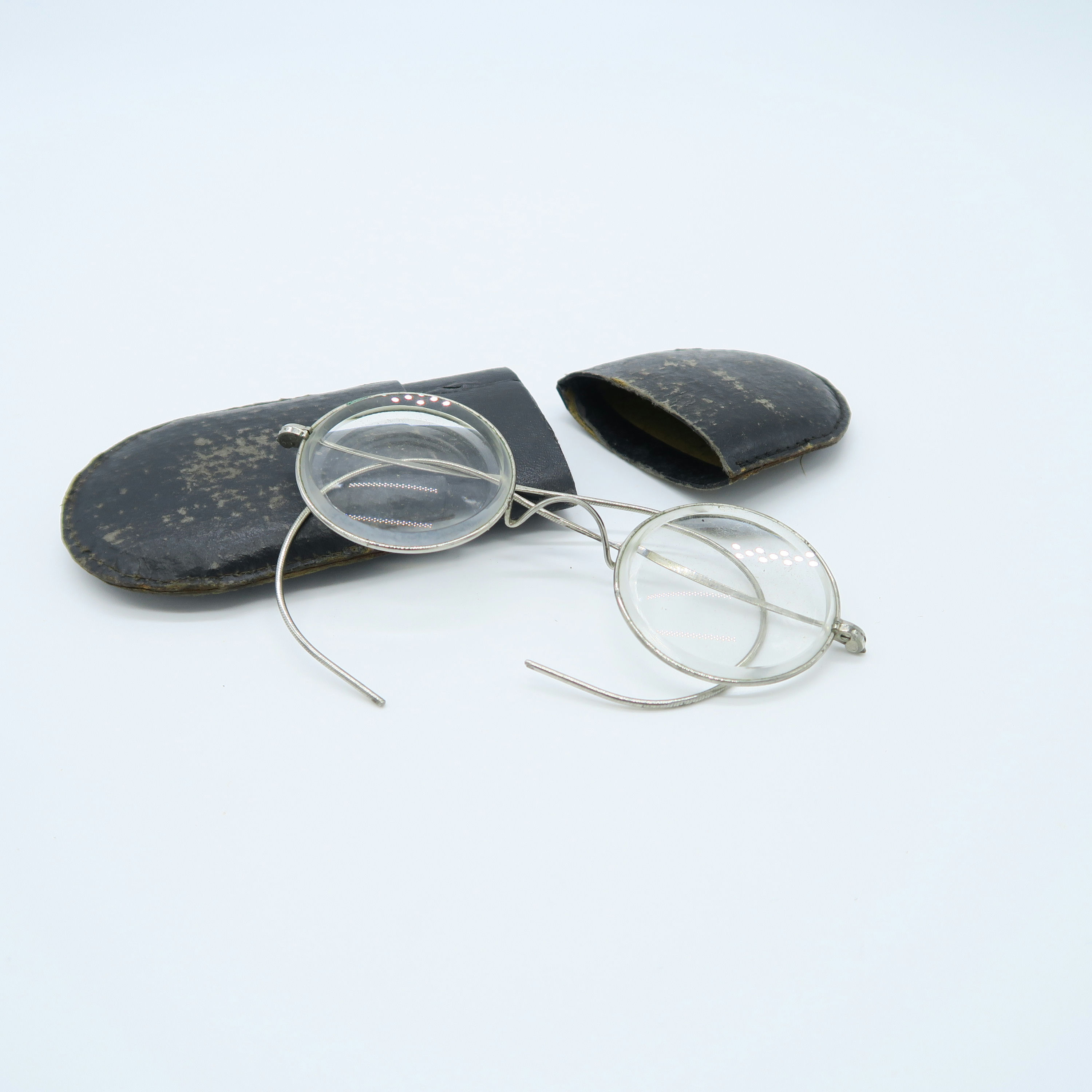 paire de lunettes ancienne avec son étui en cuir