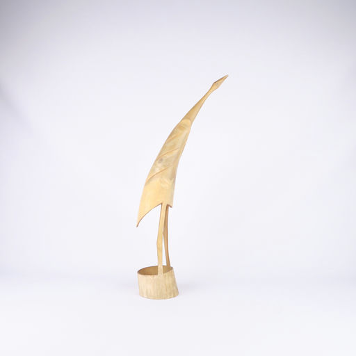 oiseau échassier sculpté dans une corne