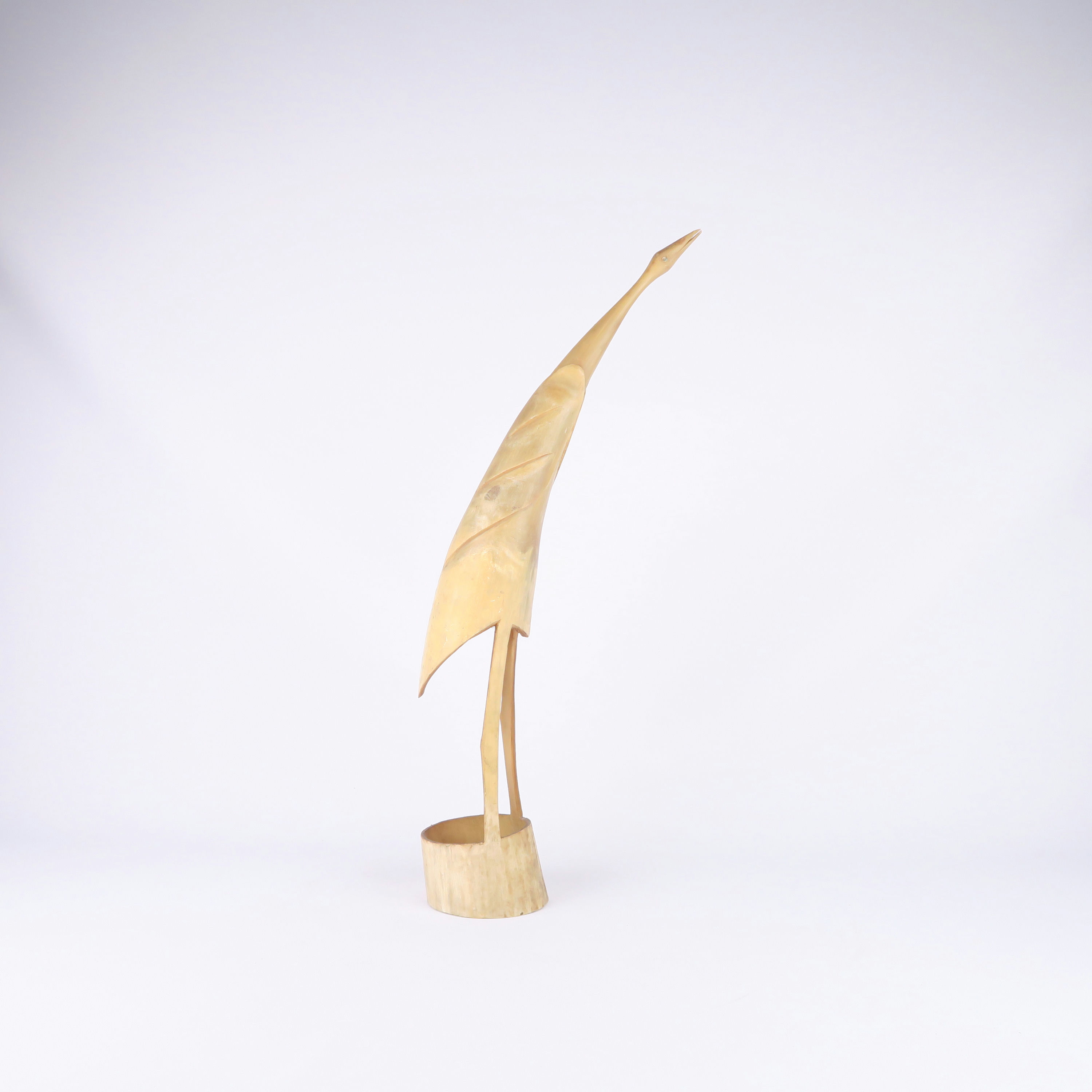 oiseau échassier sculpté dans une corne