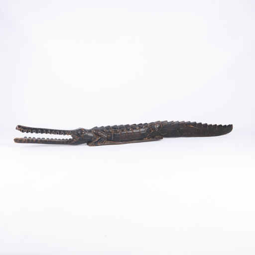 sculpture de crocodile en bois