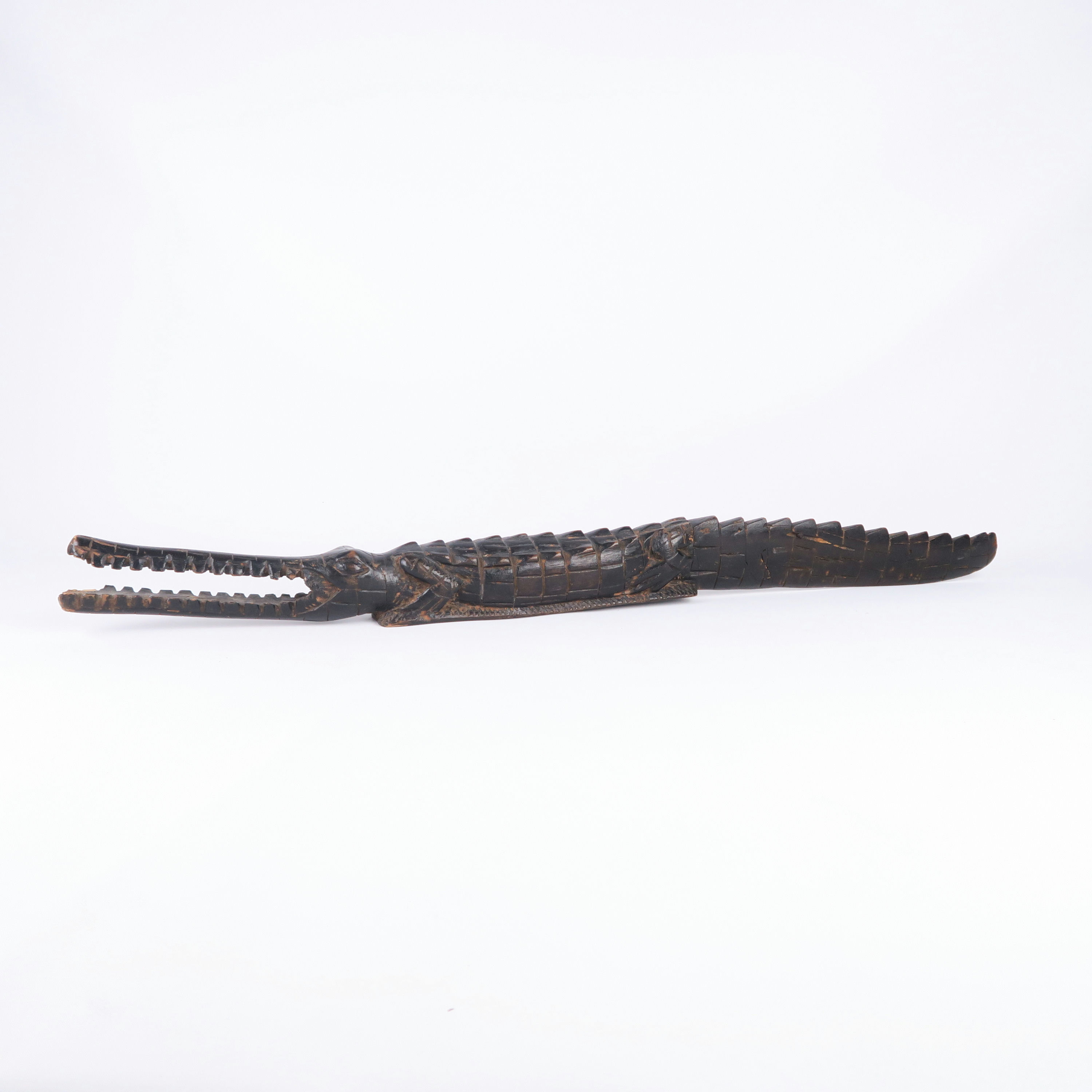 sculpture de crocodile en bois