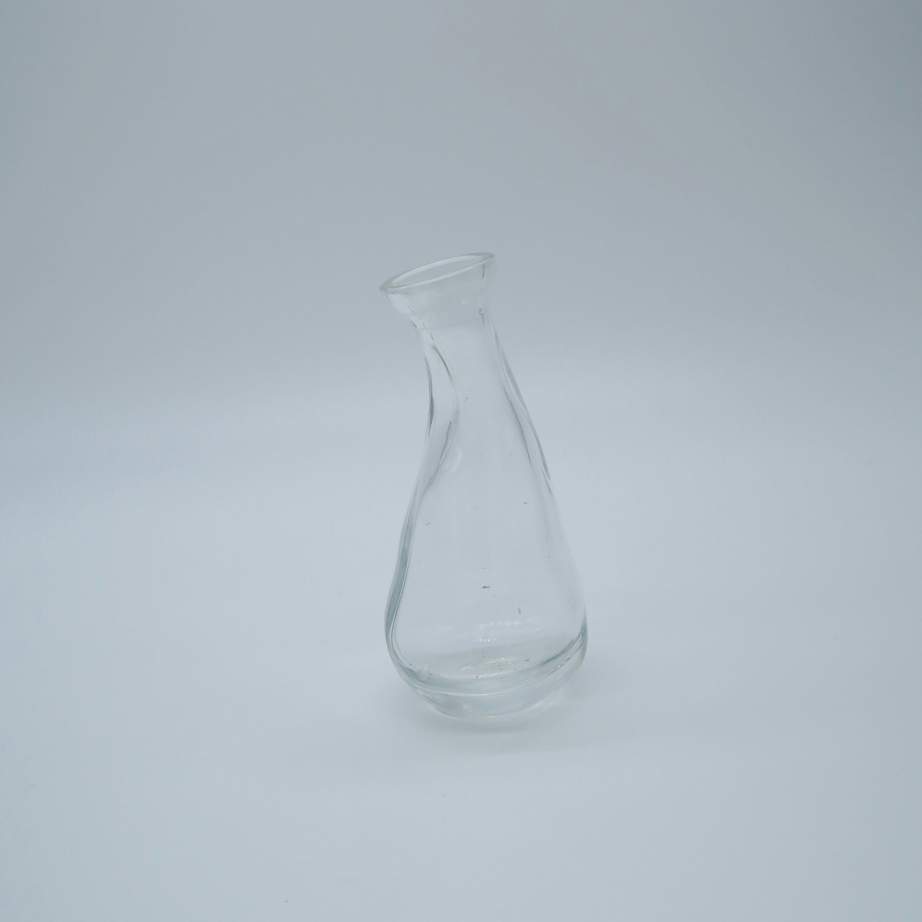 petit flacon tordu en verre