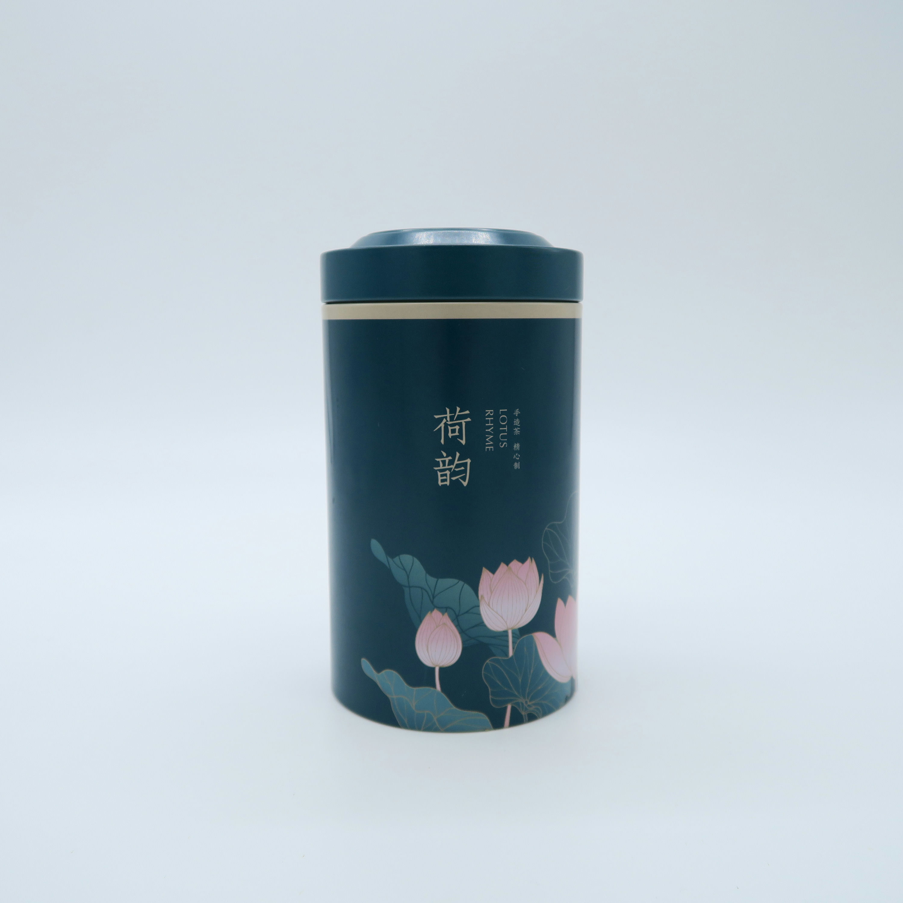 boîte de thé en métal bleu et fleurs roses