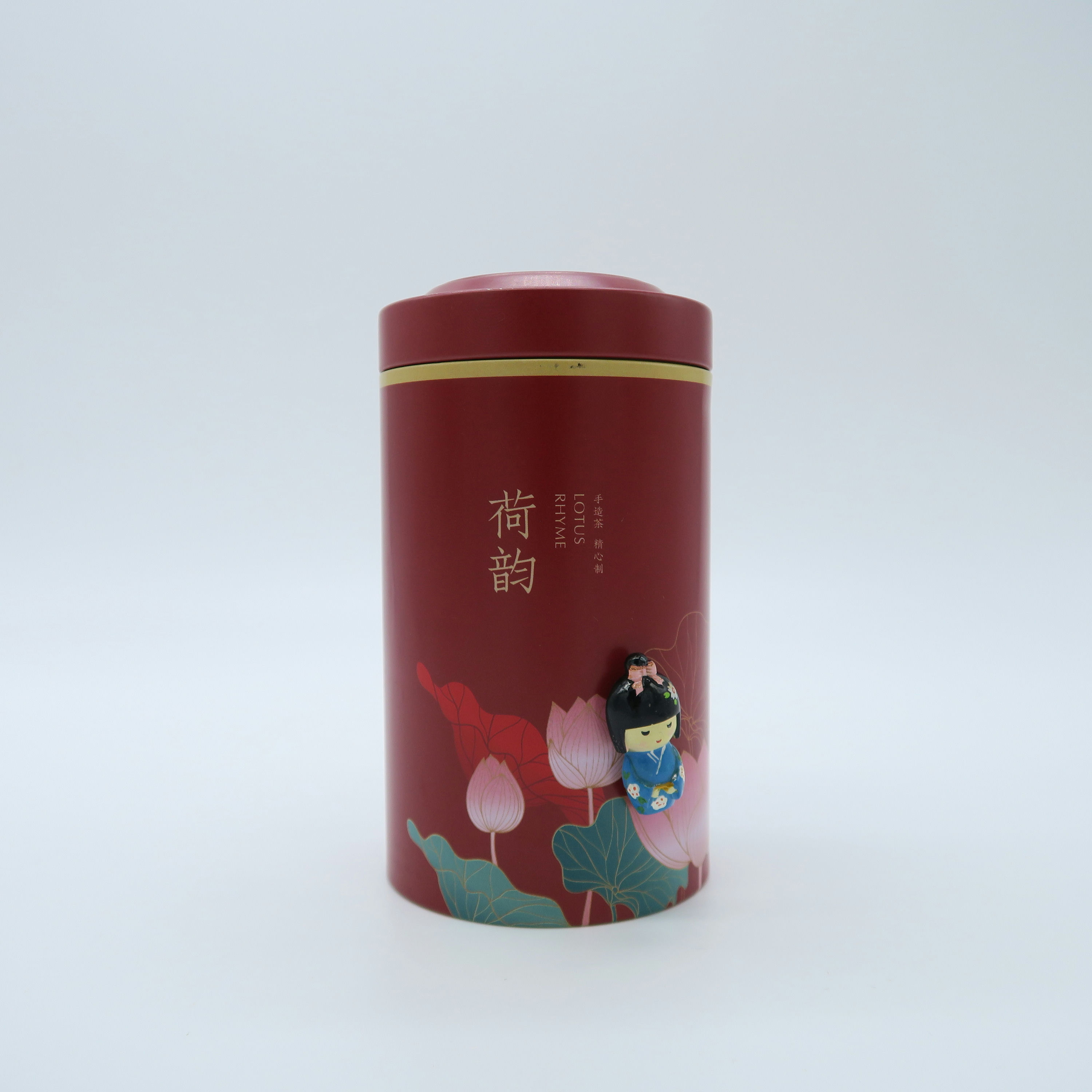 boîte de thé rouge en métal et fleurs roses