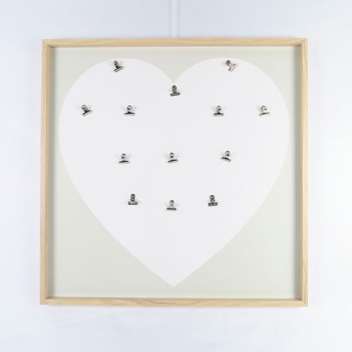 cadre en bois clair et coeur 