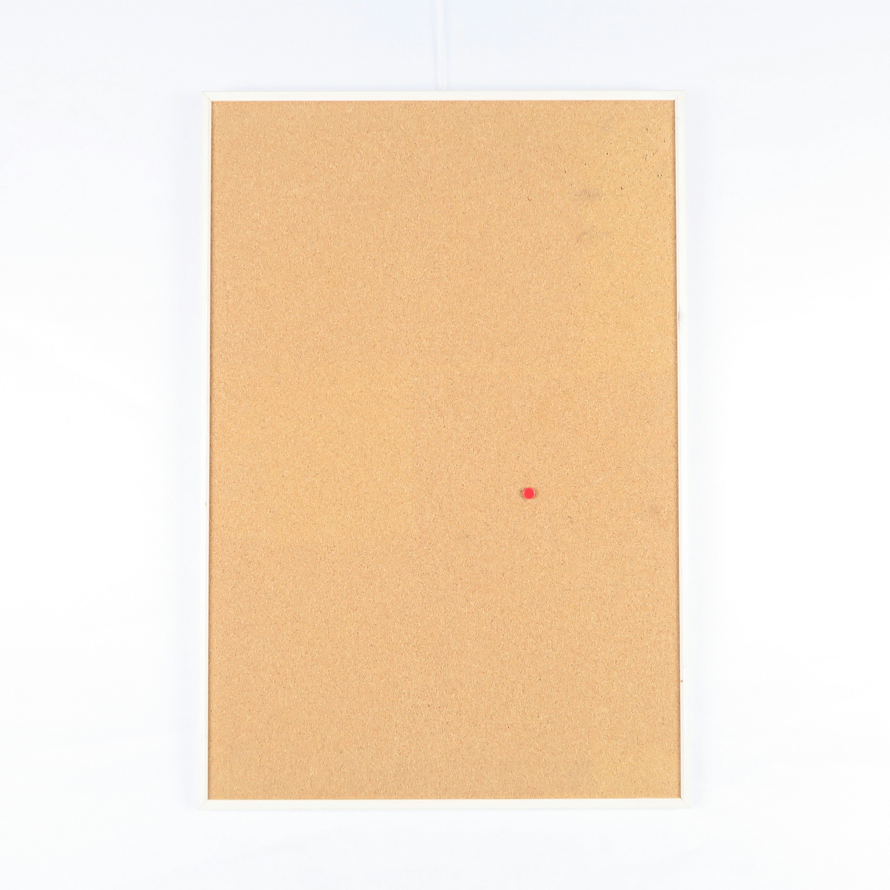 tableau en liège avec cadre blanc