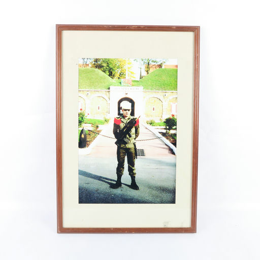 cadre en bois avec photo d'un militaire