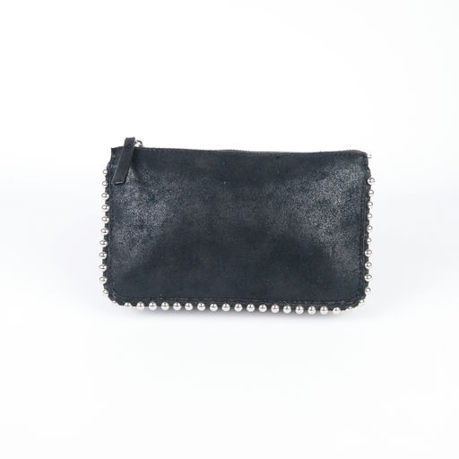 pochette en cuir noir clouté