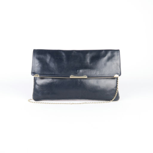 pochette bleue marine et chaîne dorée