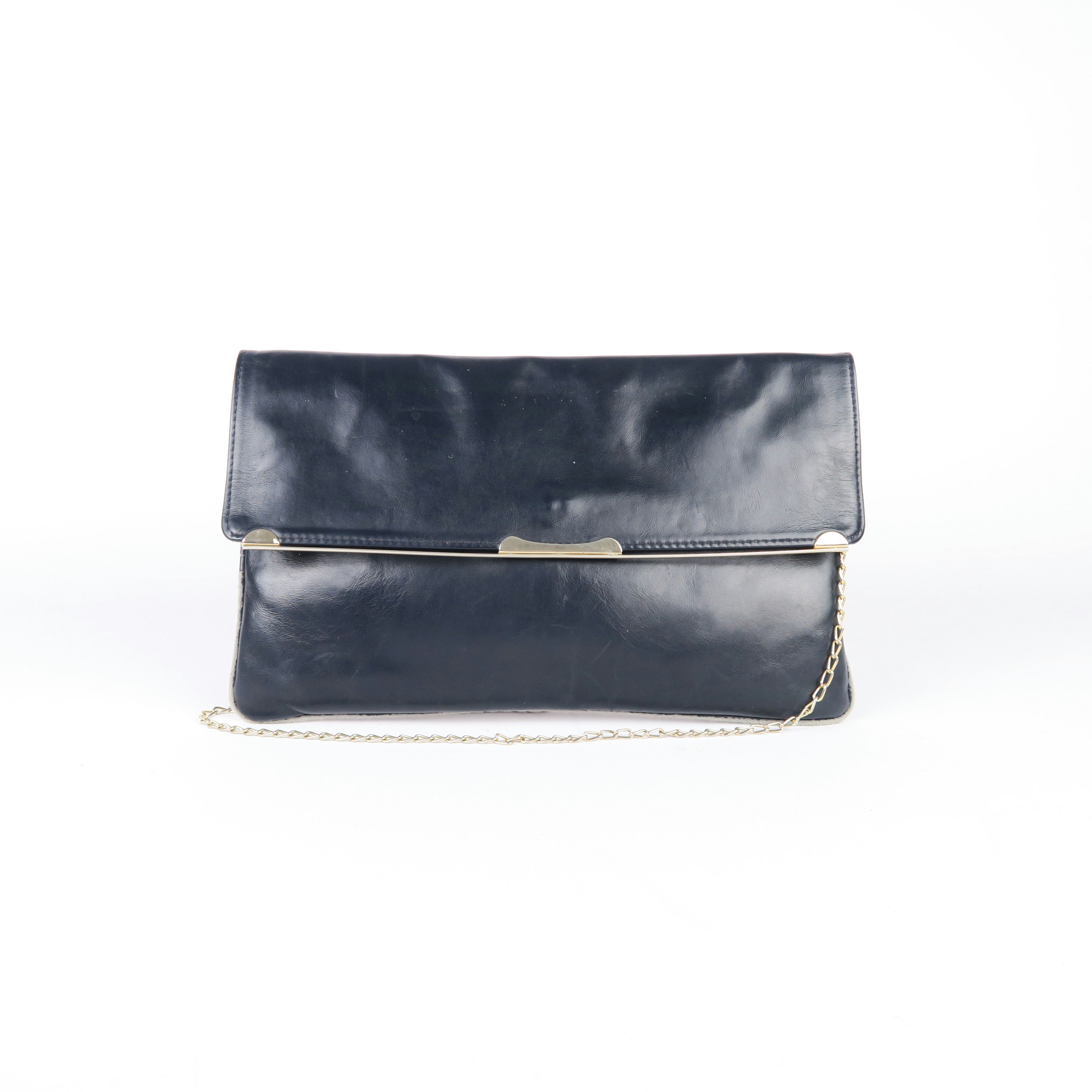 pochette bleue marine et chaîne dorée