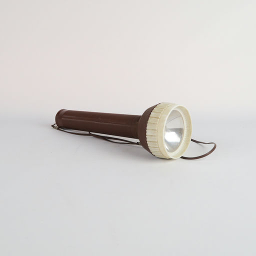 lampe torche en plastique marron et blanc avec son cordon