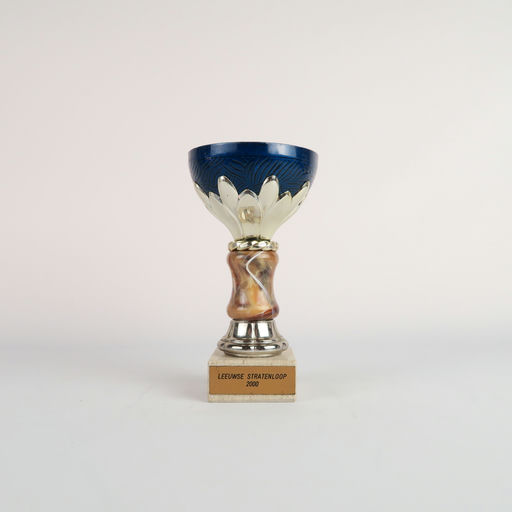 coupe bleue et argentée avec son socle en pierre