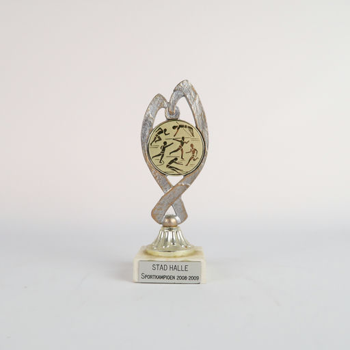 petit trophée argentée avec avec son socle en pierre