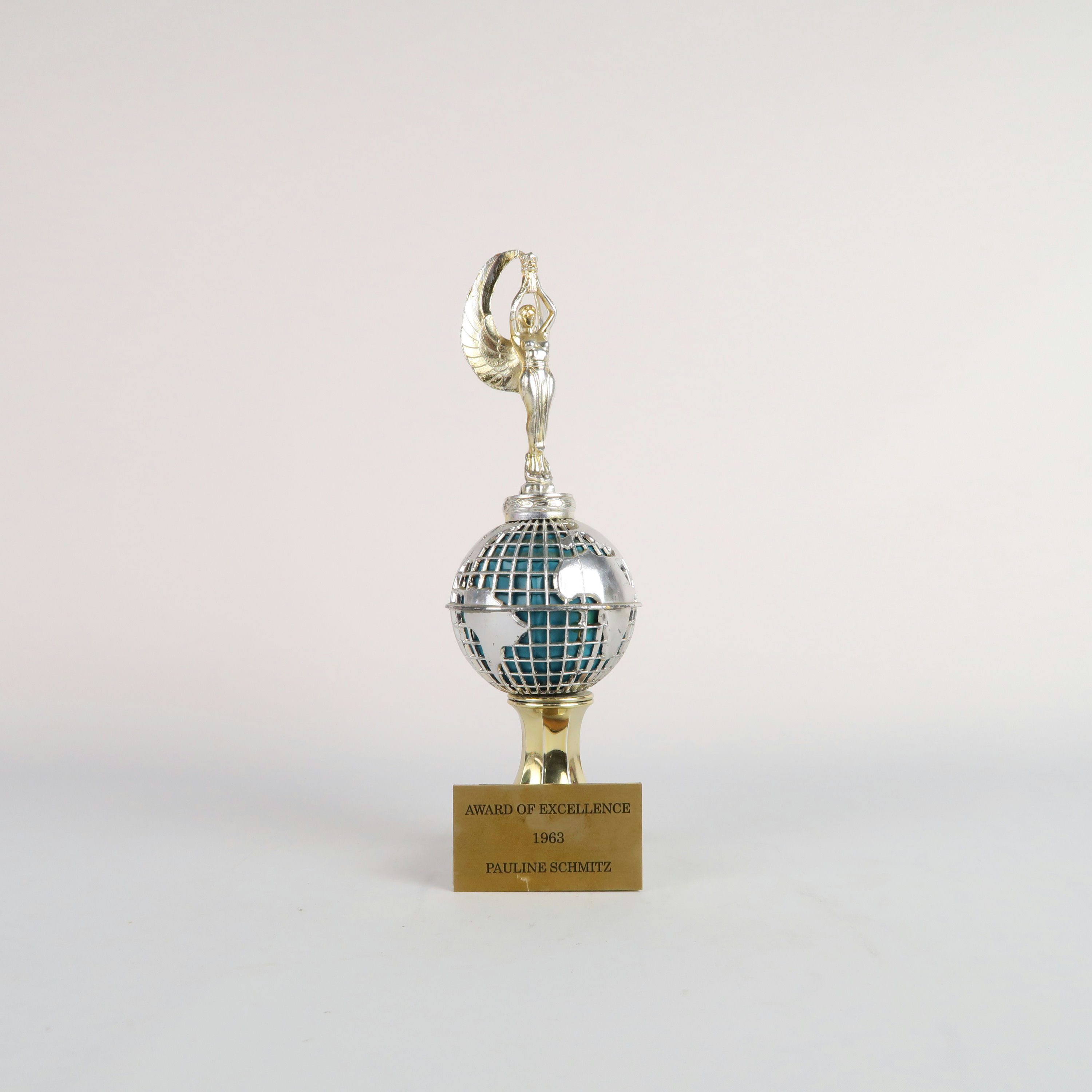 trophée globe argenté et socle en marbre