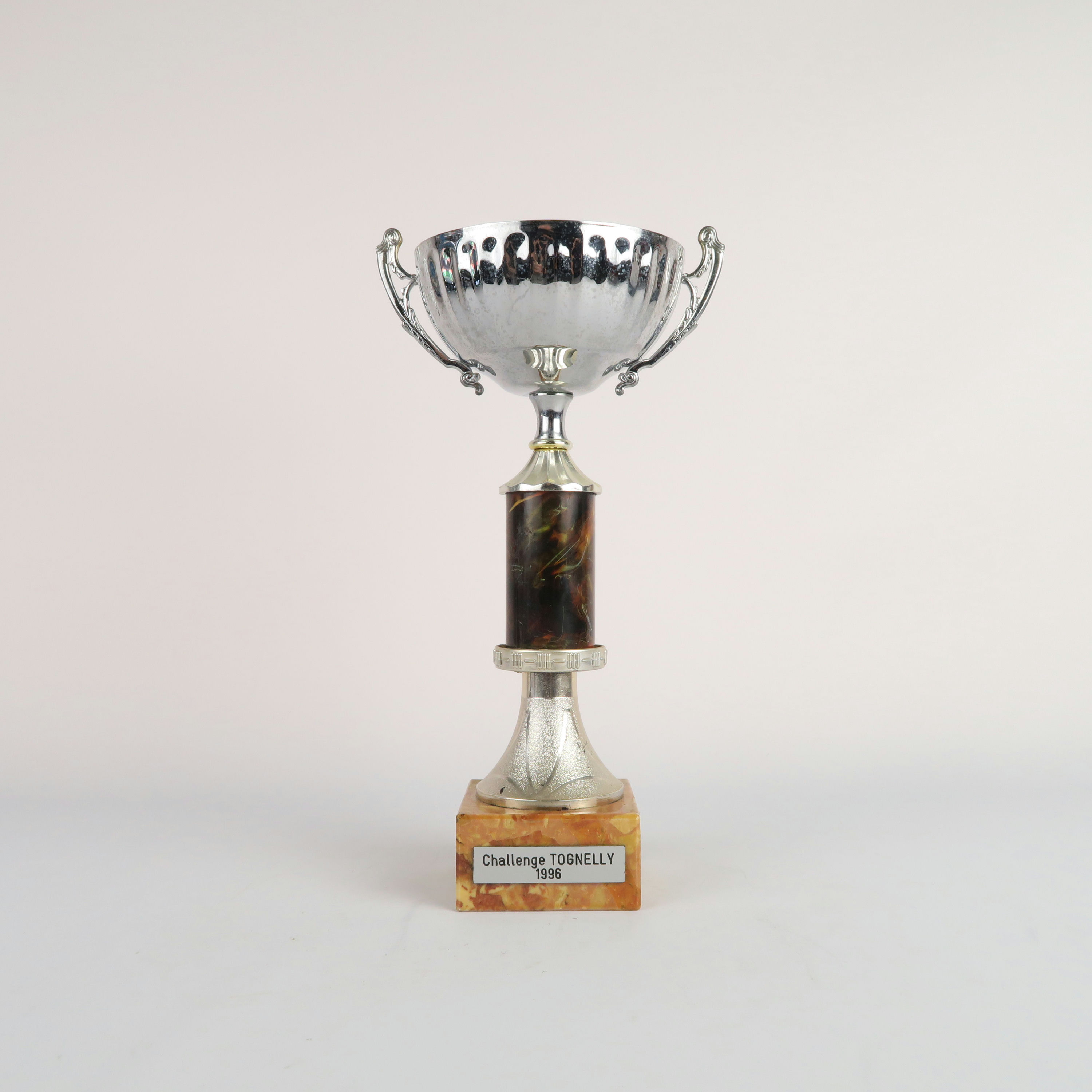 coupe argentée et socle en marbre brun