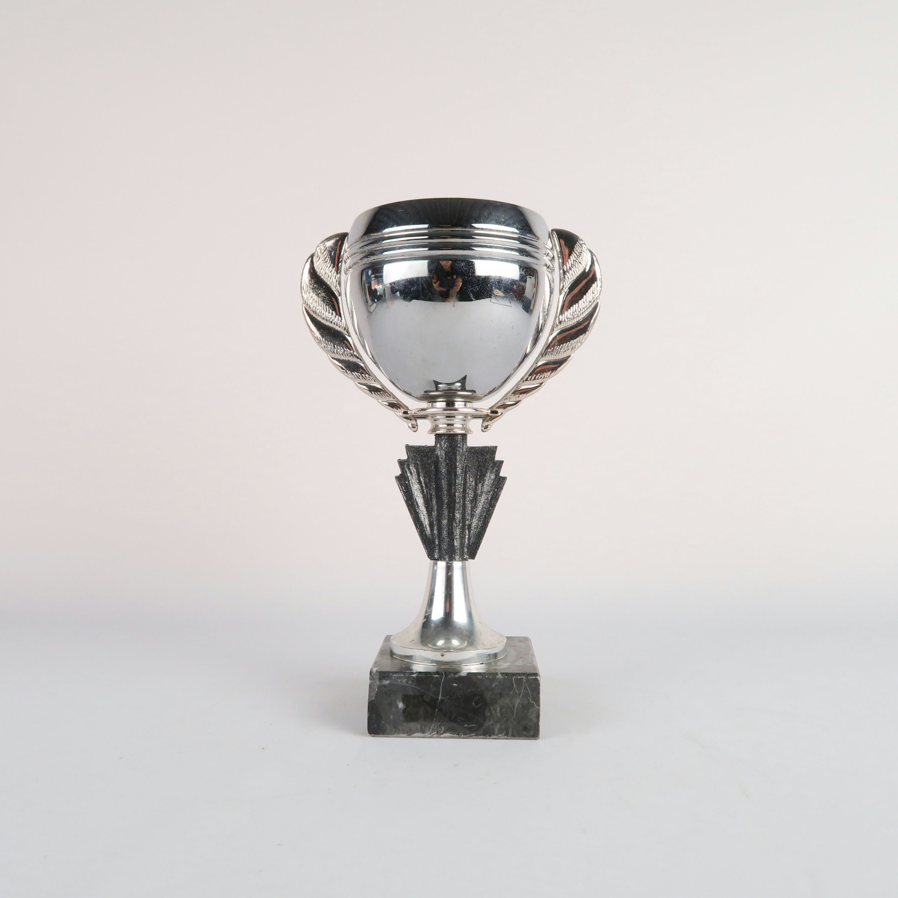 coupe argentée et socle en marbre gris